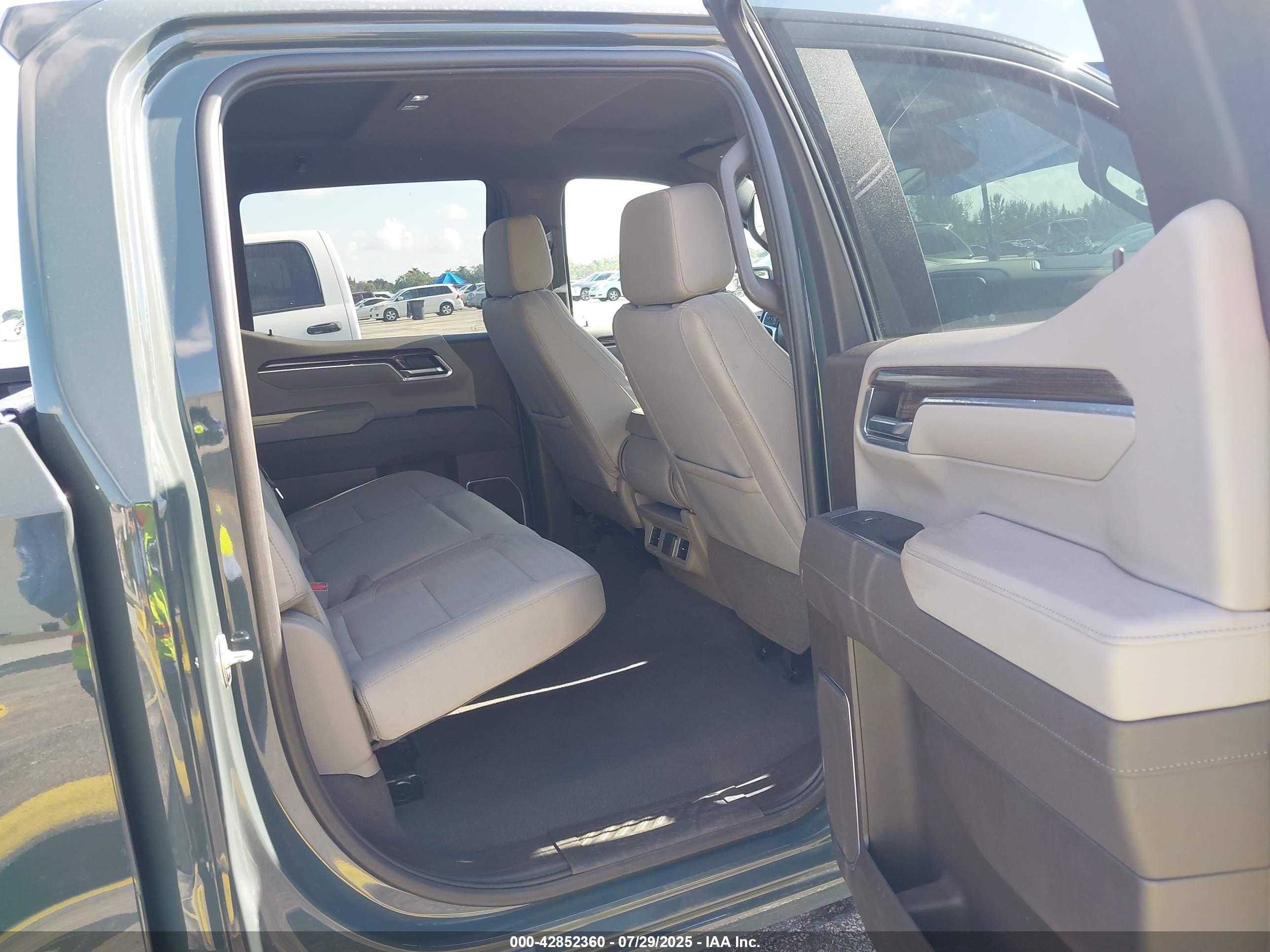 CHEVROLET SILVERADO image 8