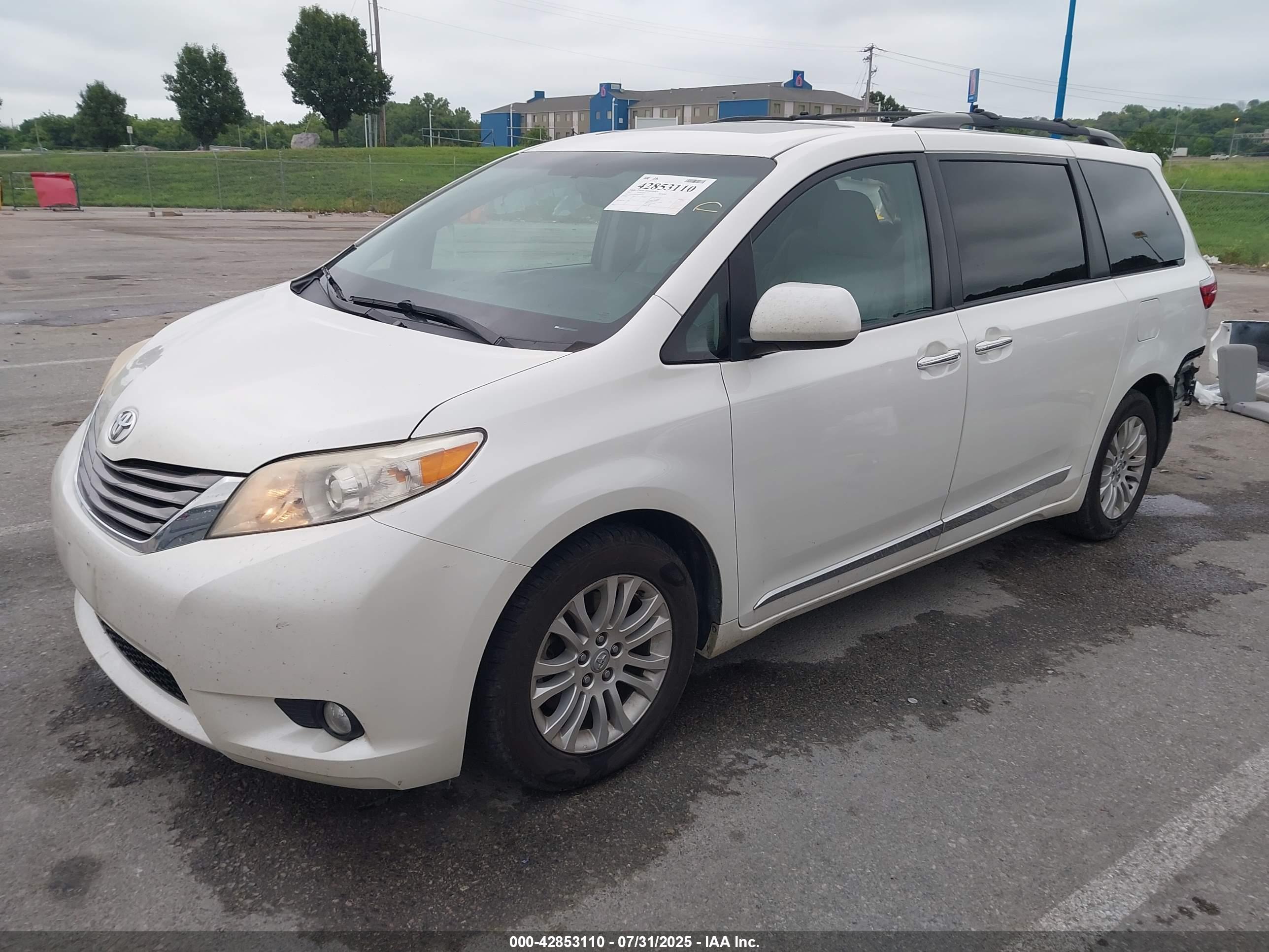 TOYOTA SIENNA image 2