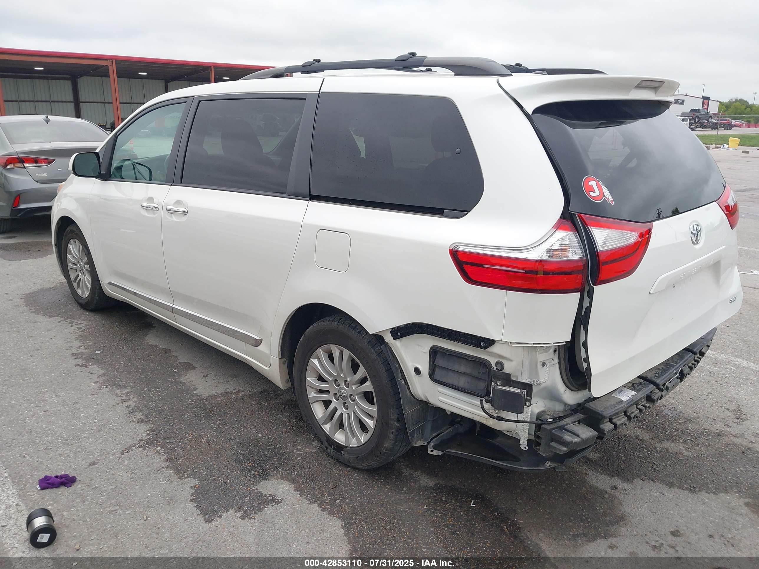 TOYOTA SIENNA image 3