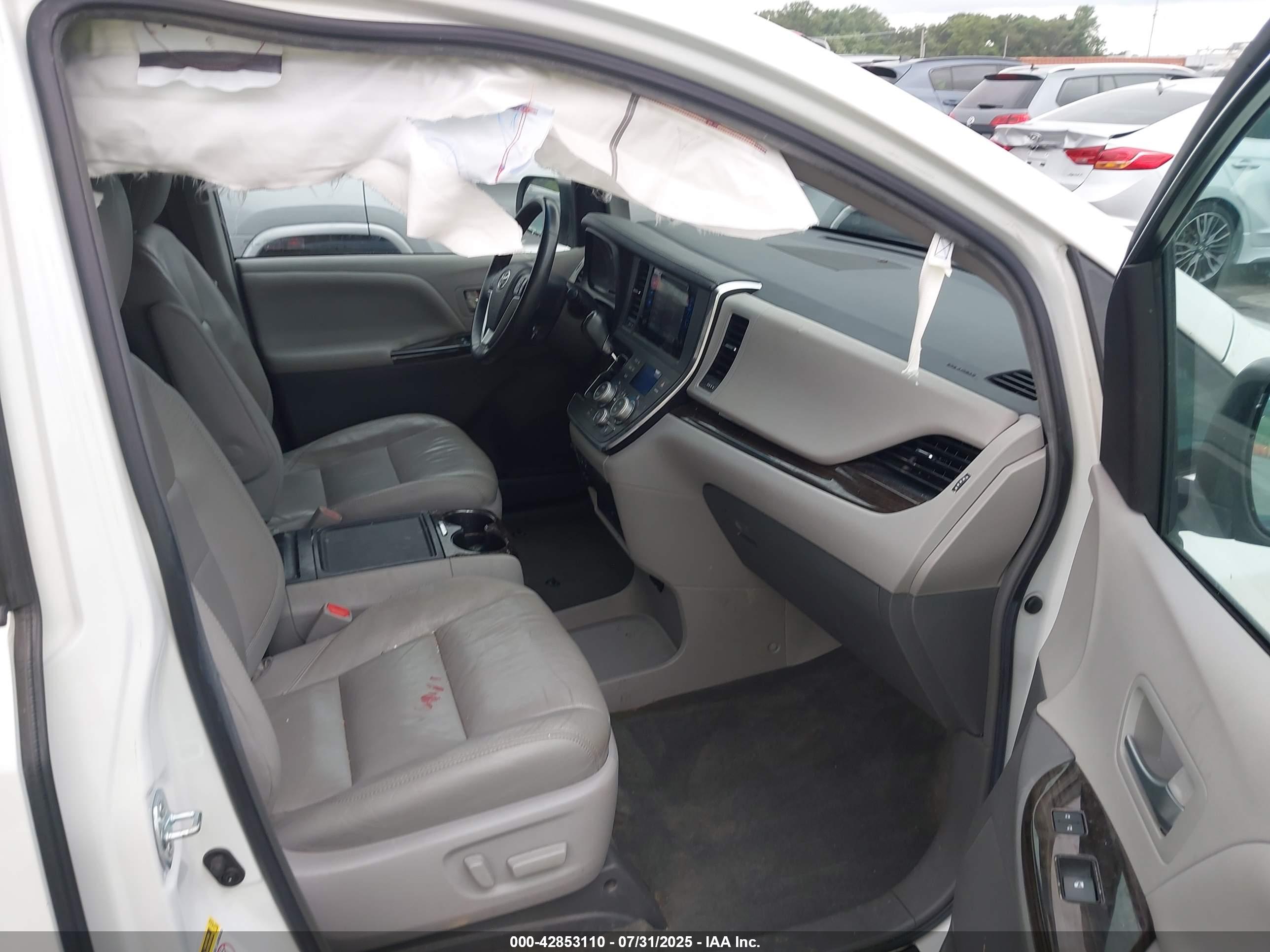 TOYOTA SIENNA image 5