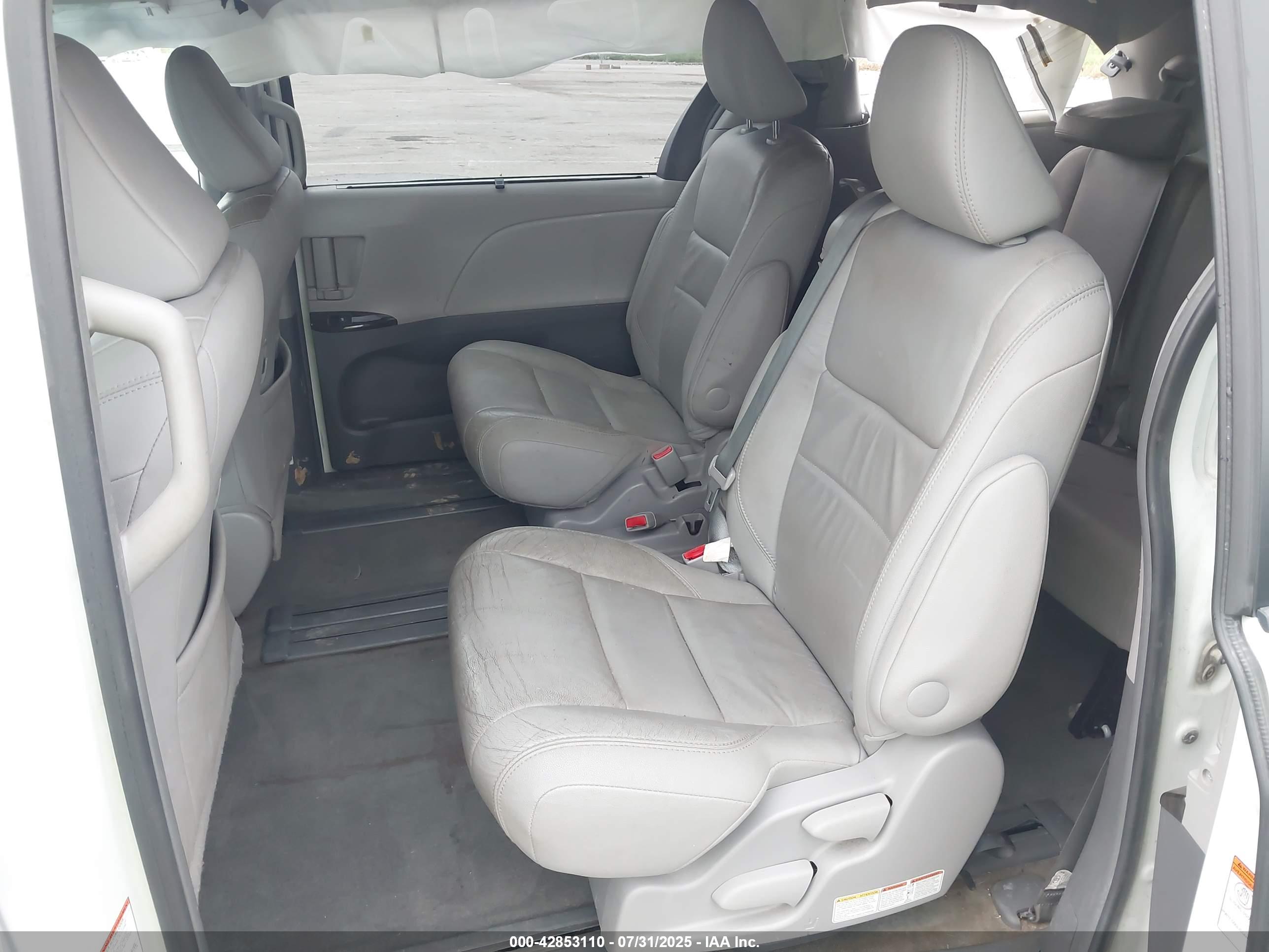 TOYOTA SIENNA image 8