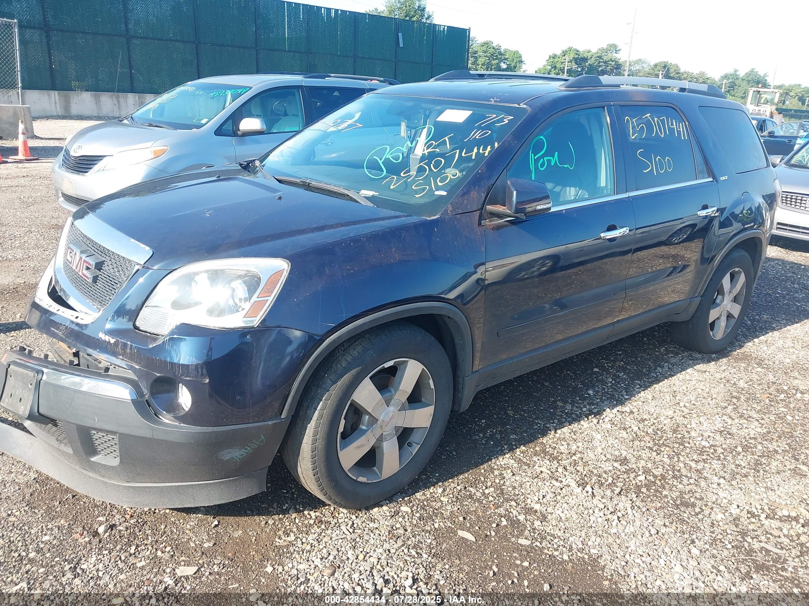 GMC ACADIA image 2