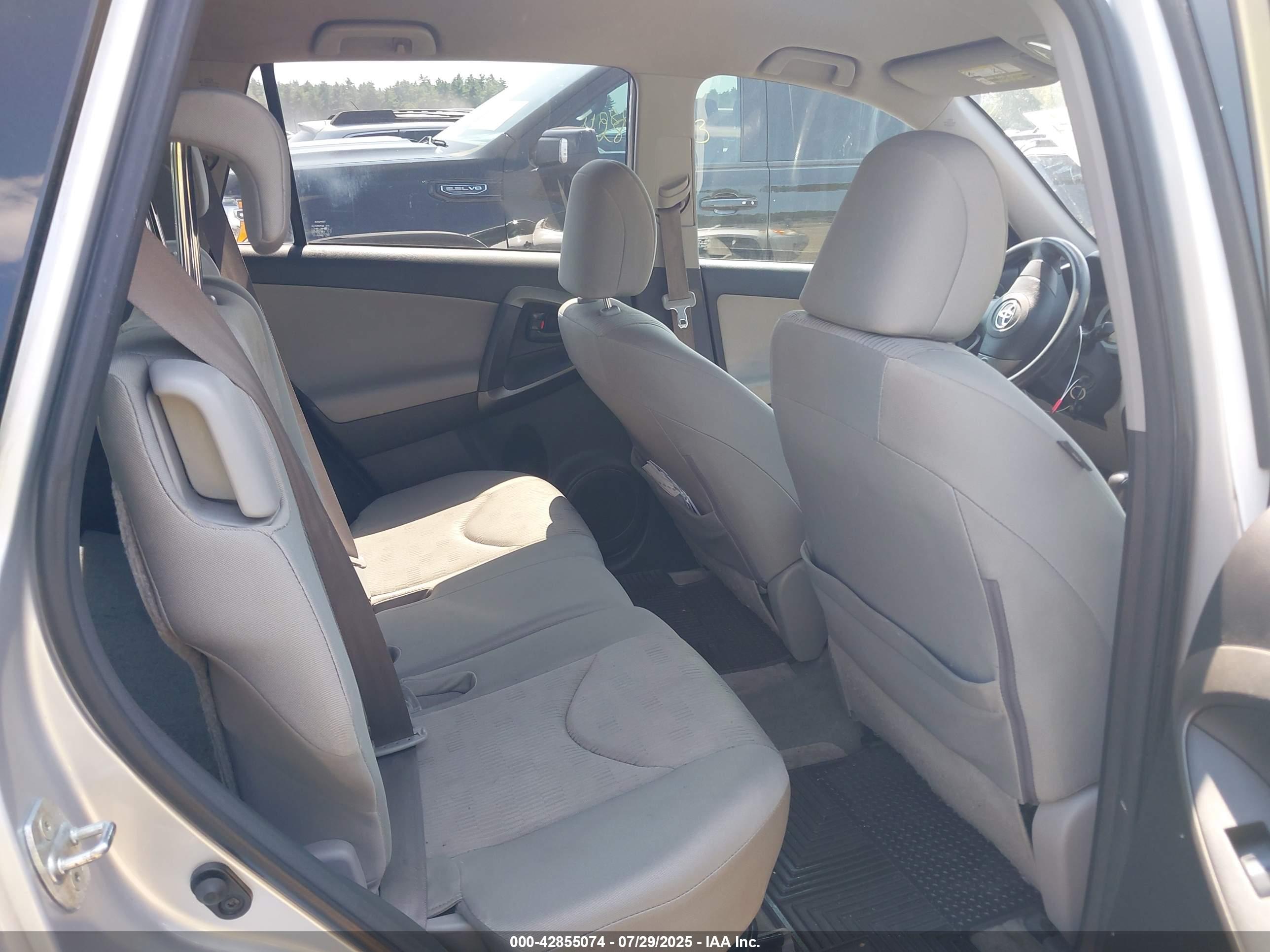 TOYOTA RAV4 image 8