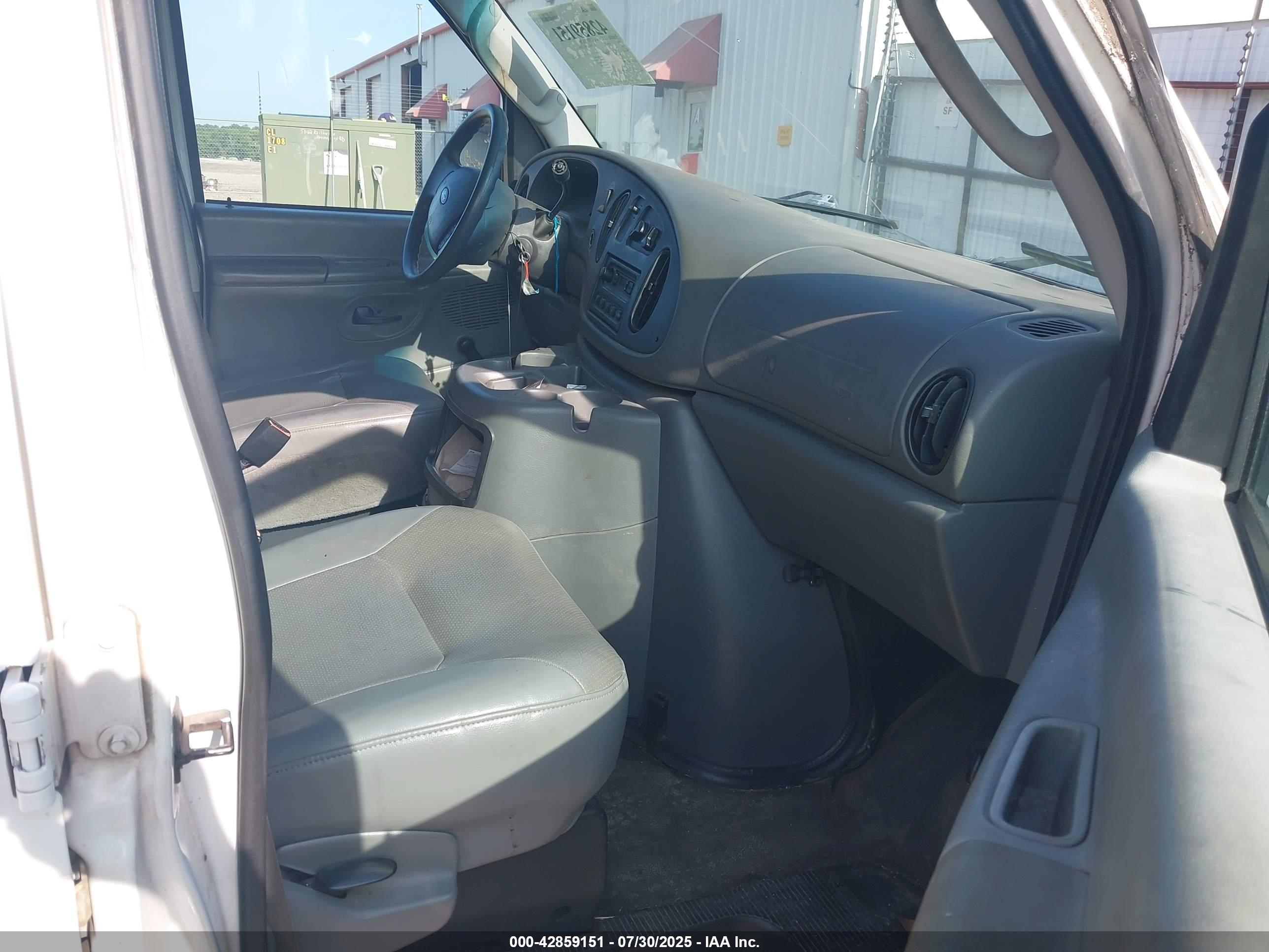 FORD E-250 image 5