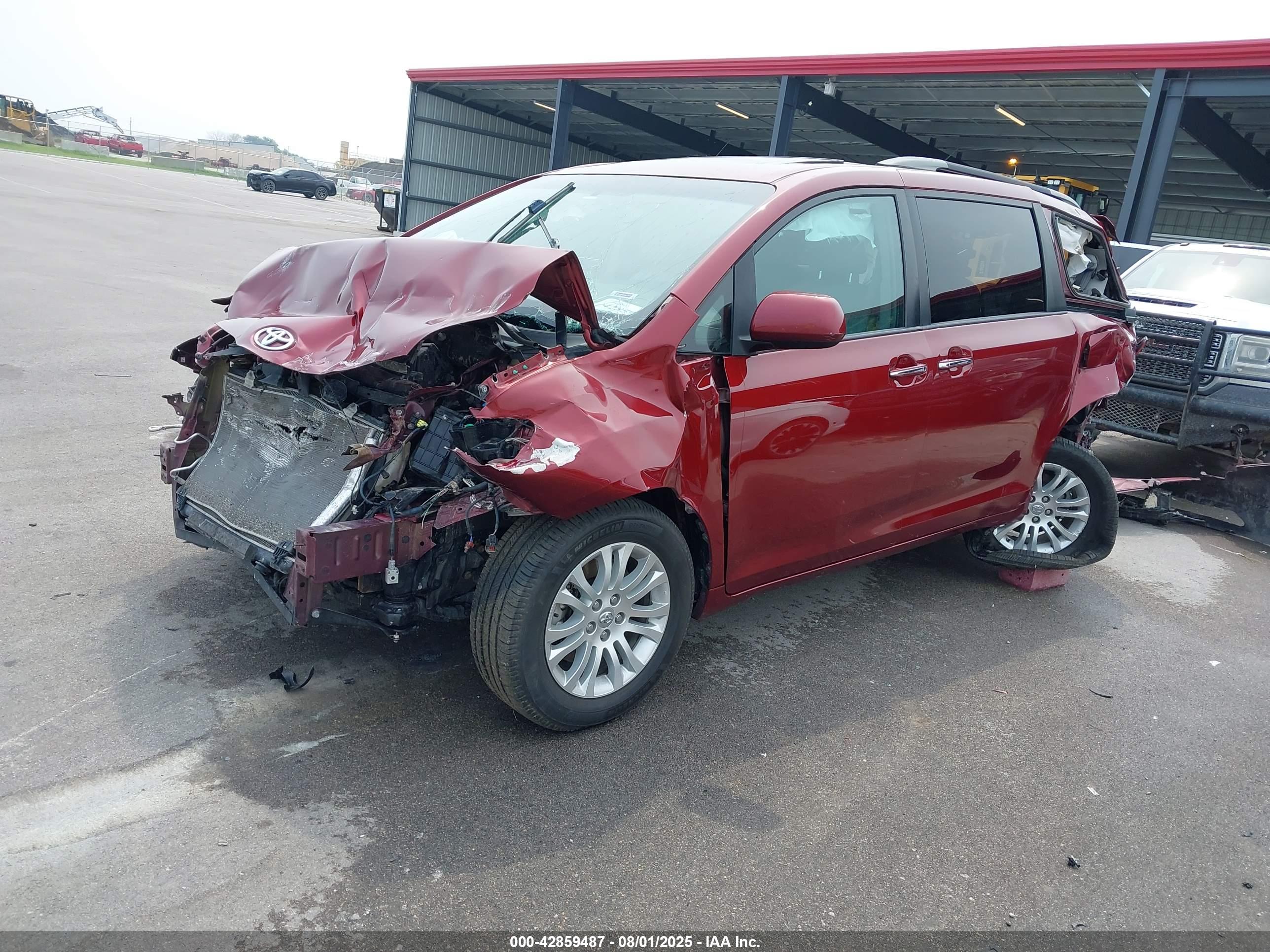 TOYOTA SIENNA image 2