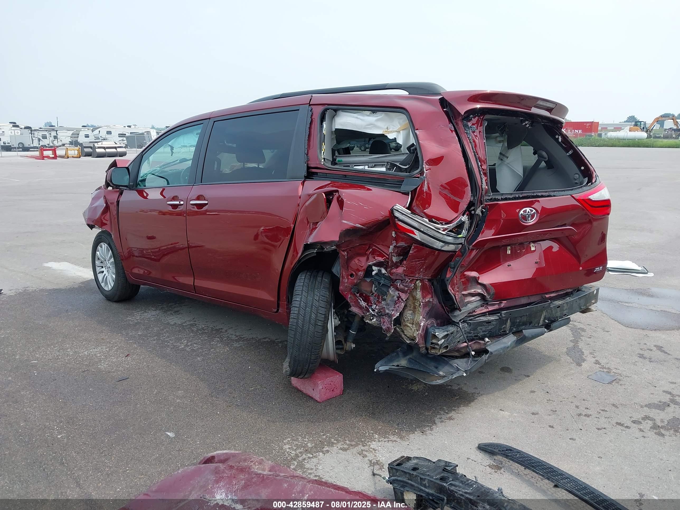 TOYOTA SIENNA image 3