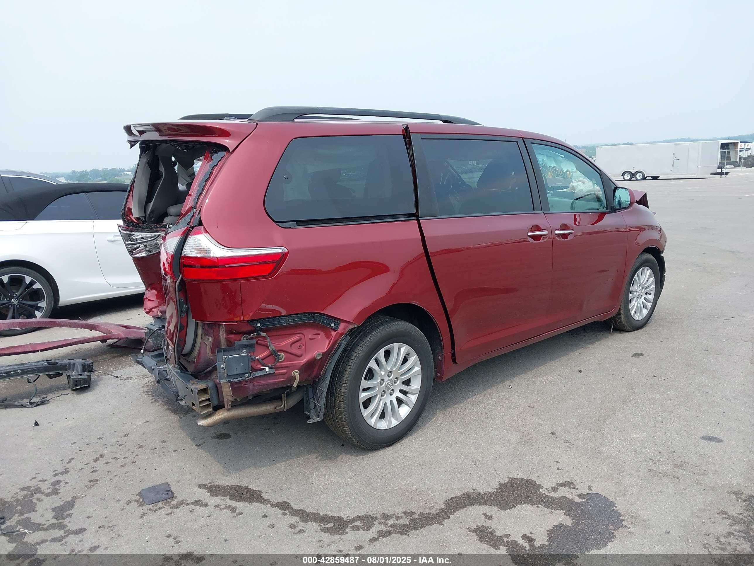 TOYOTA SIENNA image 4