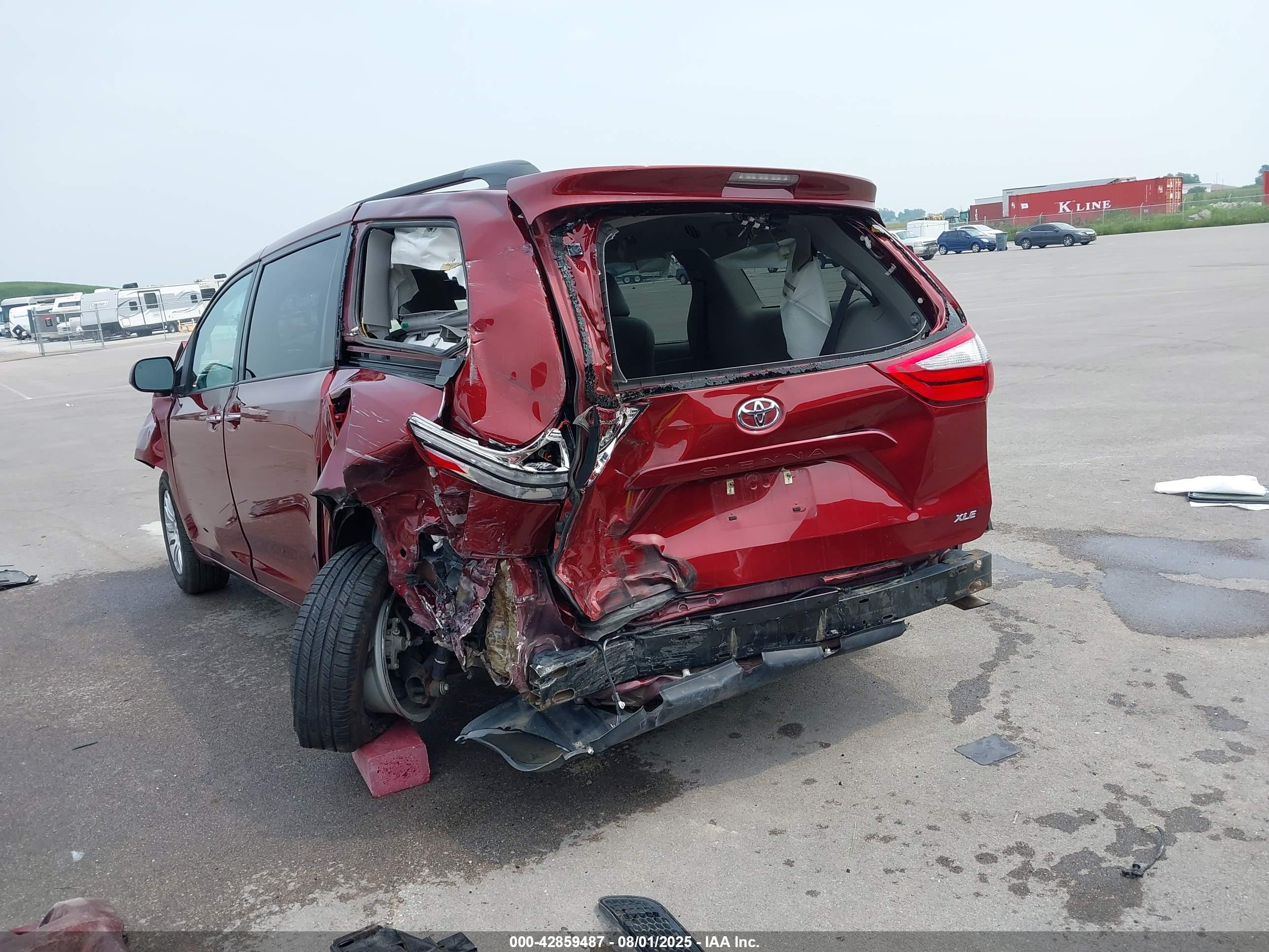 TOYOTA SIENNA image 6