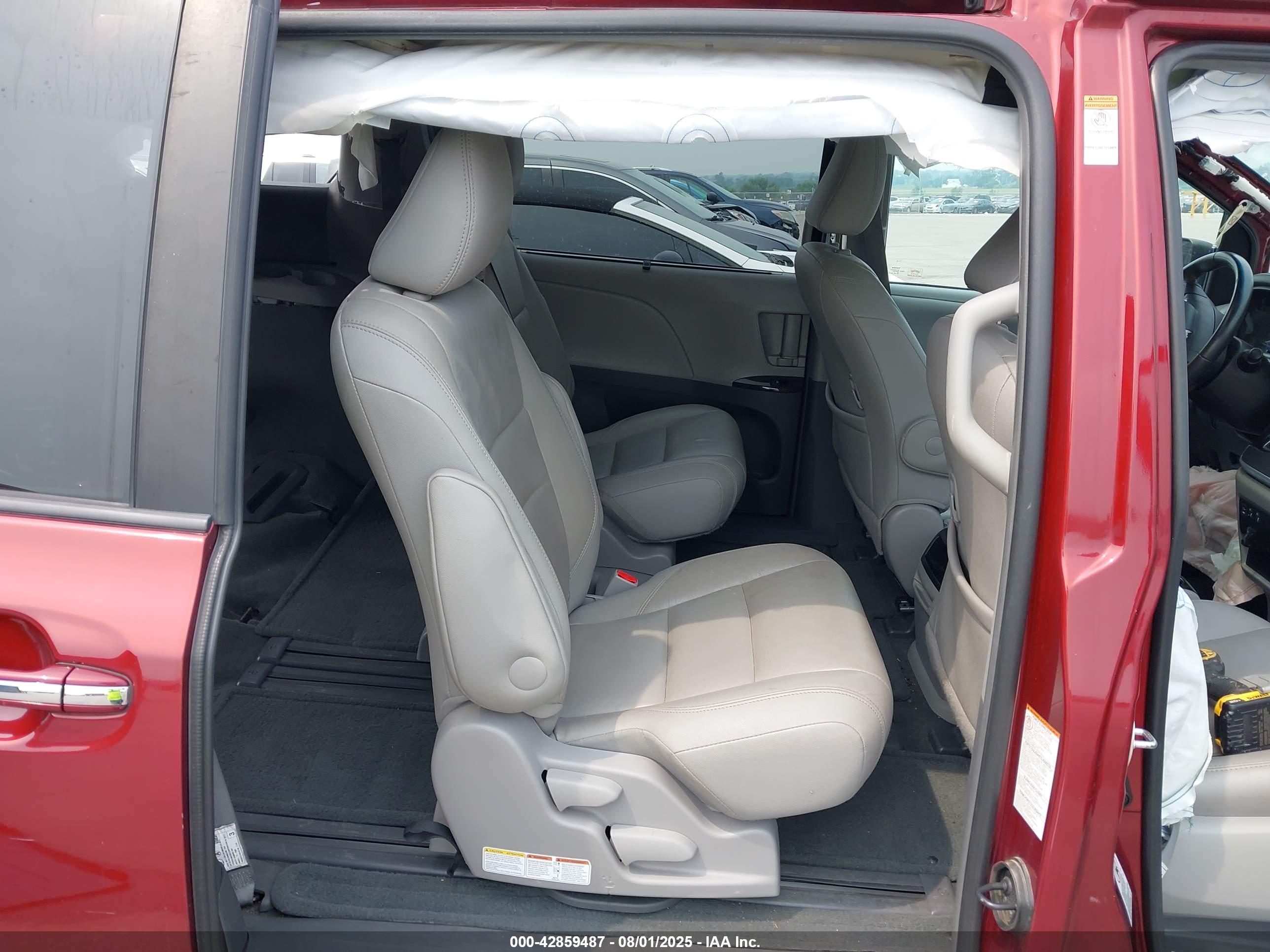 TOYOTA SIENNA image 8