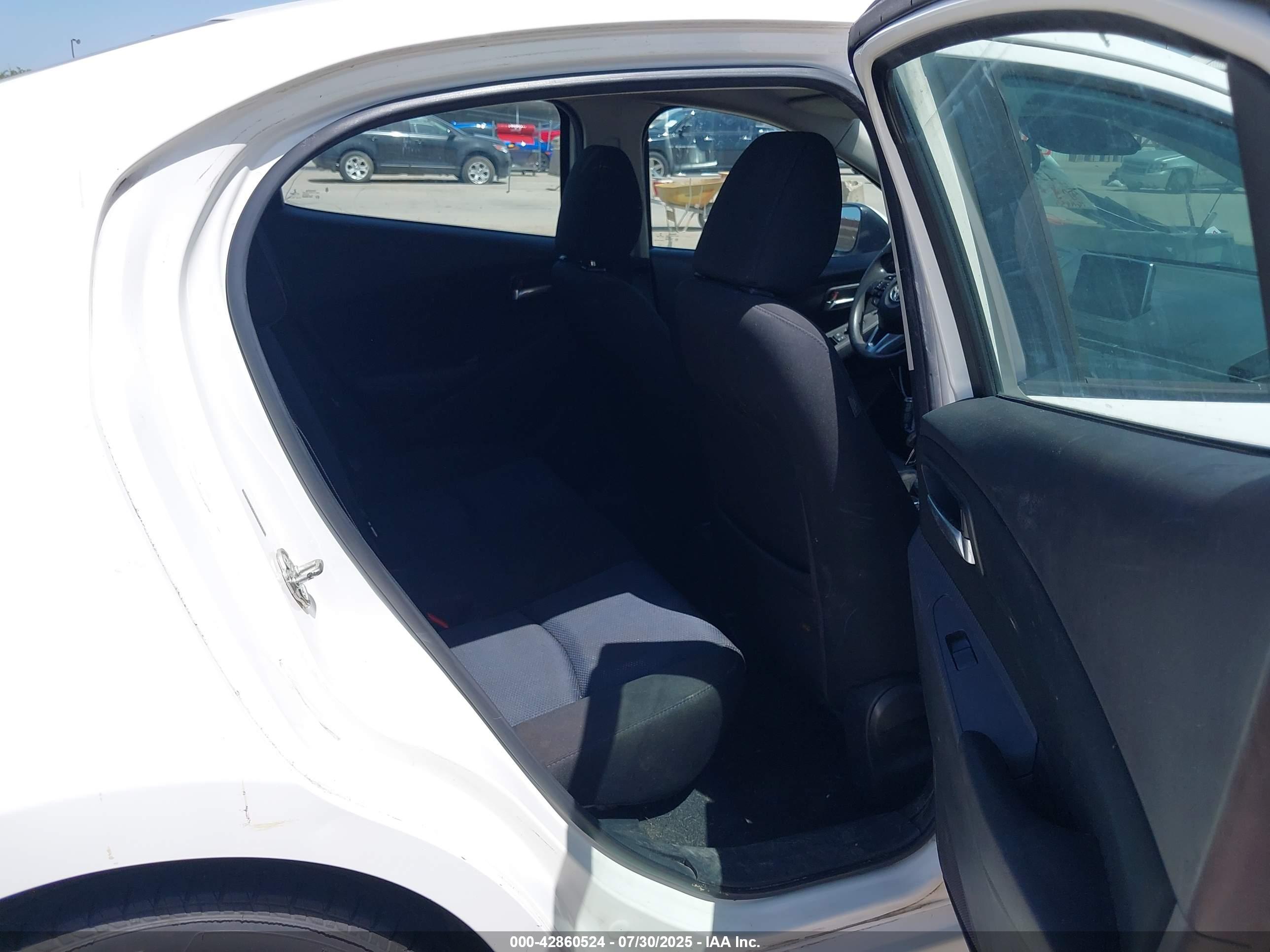 TOYOTA YARIS image 8
