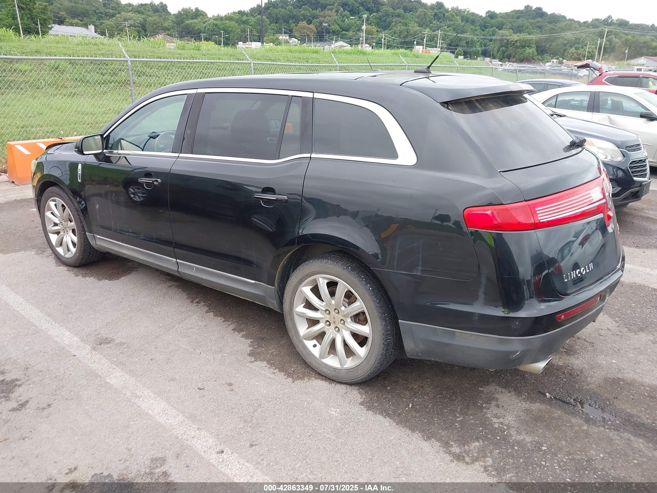 LINCOLN MKT image 3