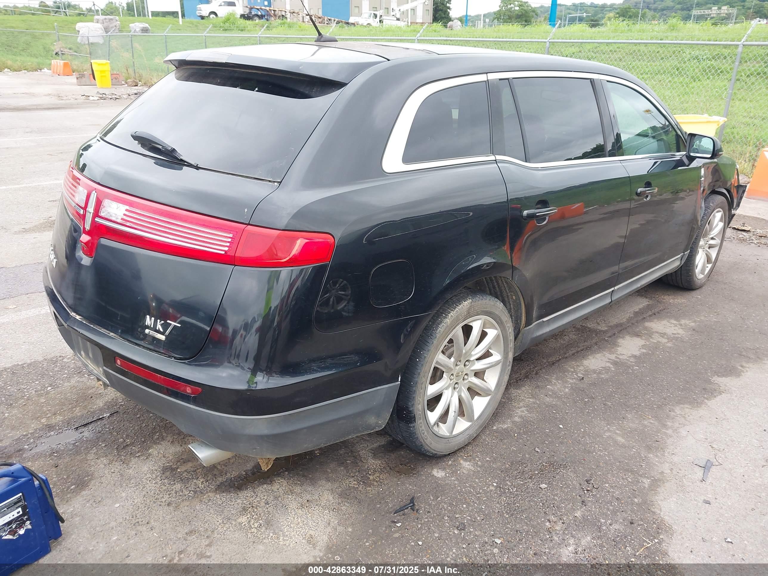 LINCOLN MKT image 4