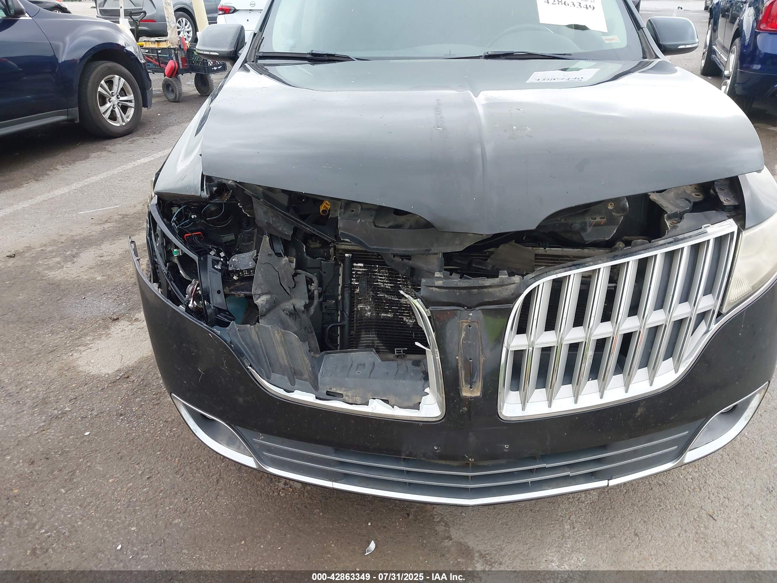 LINCOLN MKT image 6