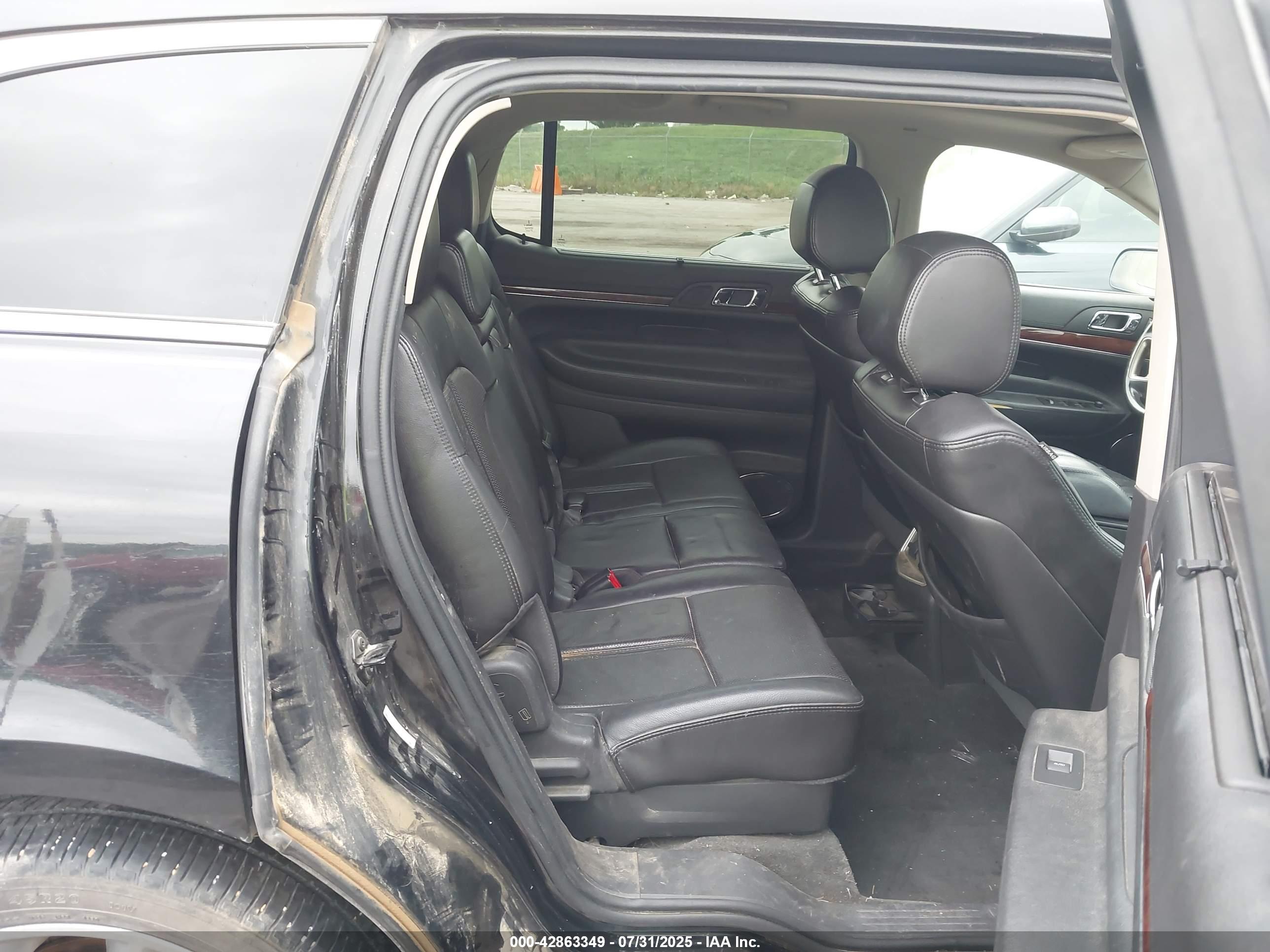 LINCOLN MKT image 8