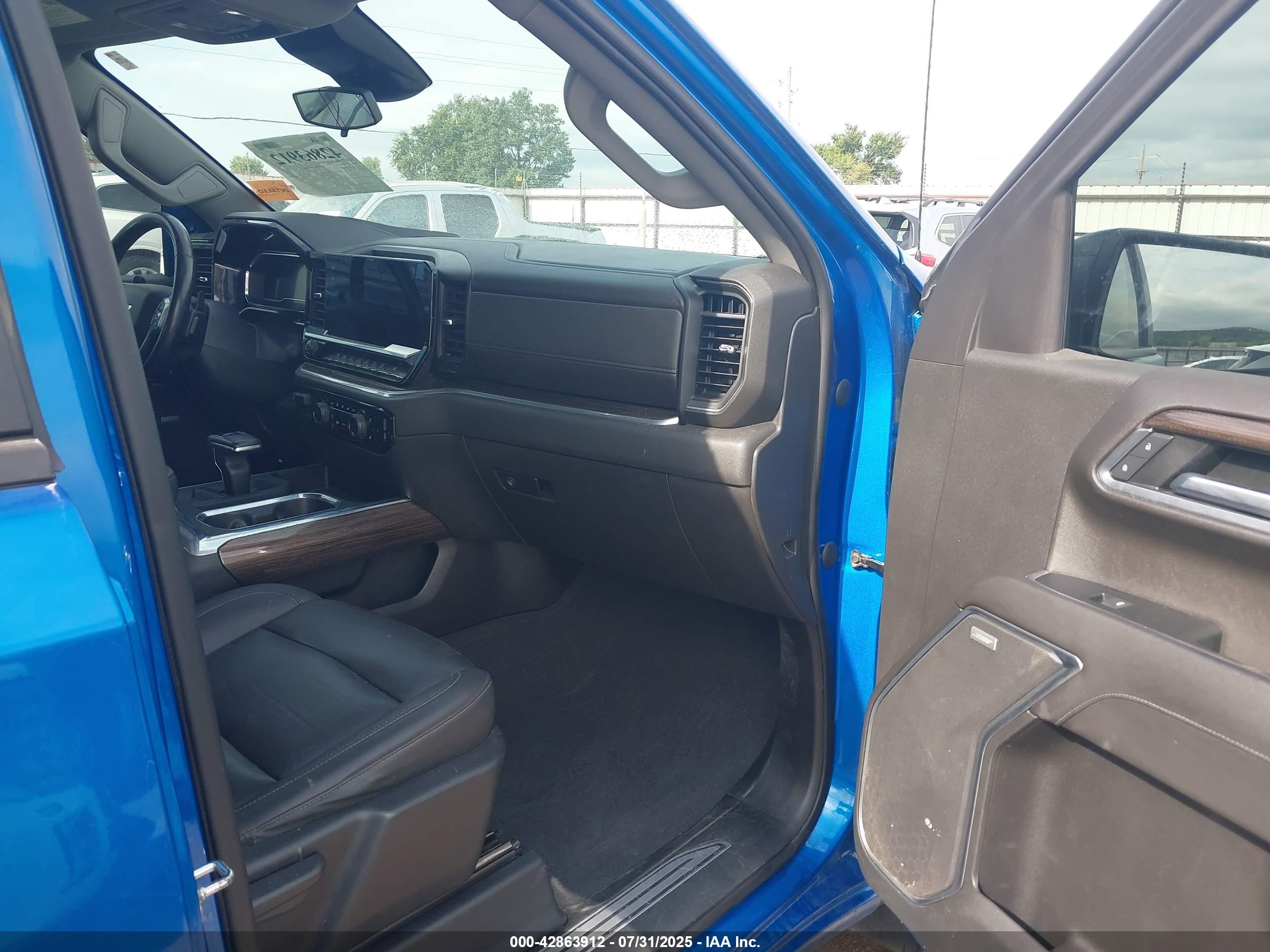 CHEVROLET SILVERADO image 5