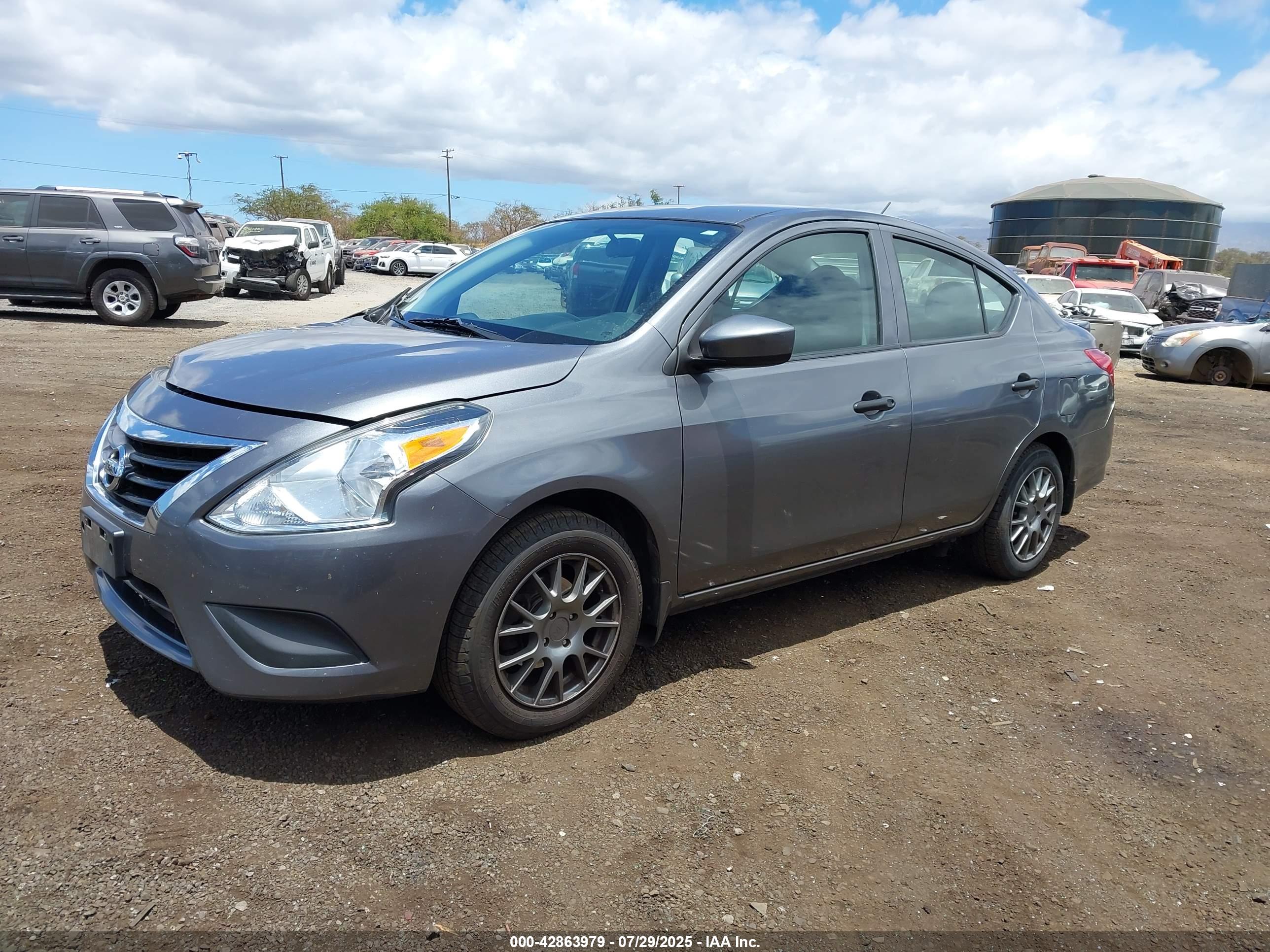 NISSAN VERSA image 2
