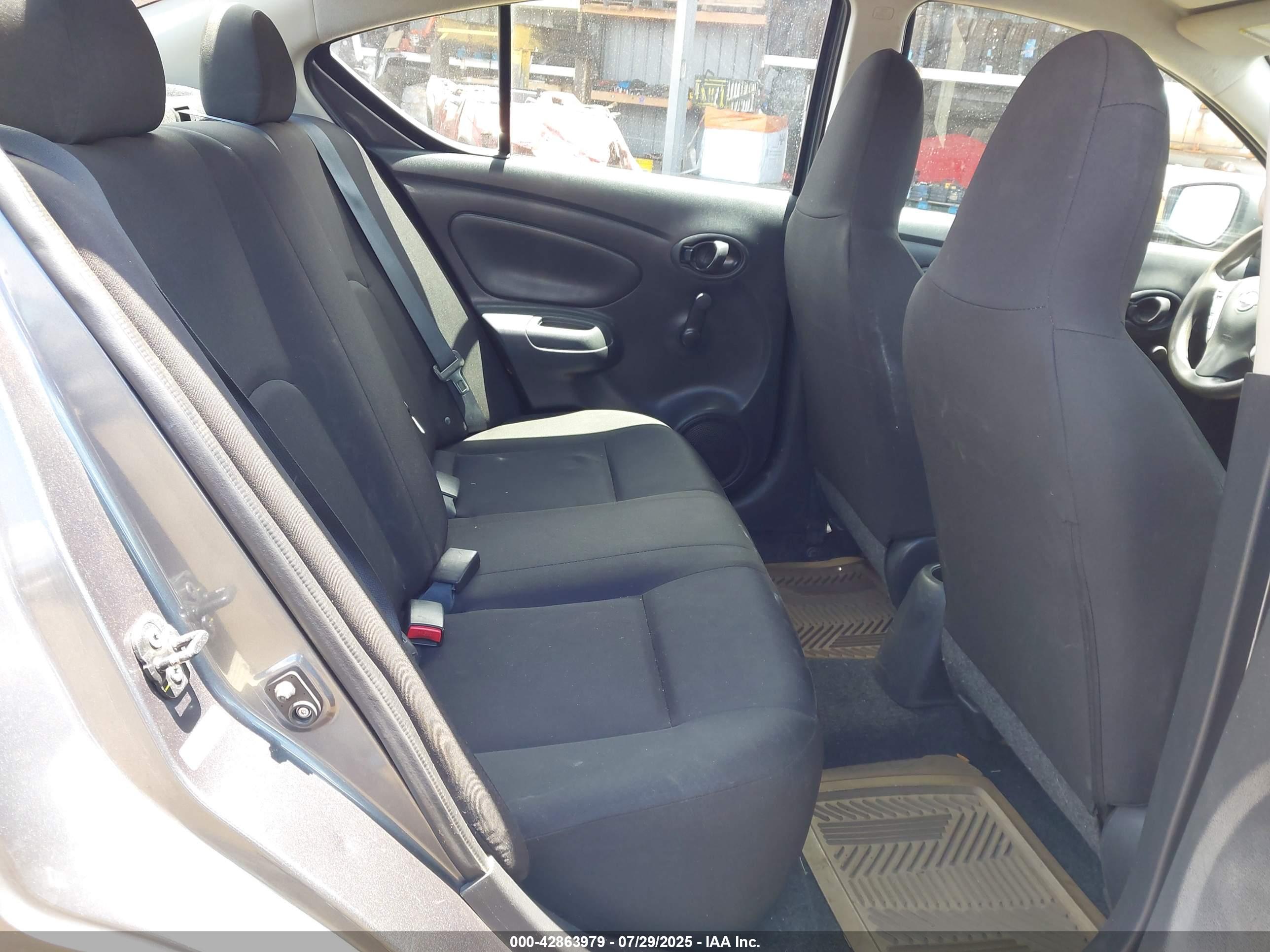 NISSAN VERSA image 8