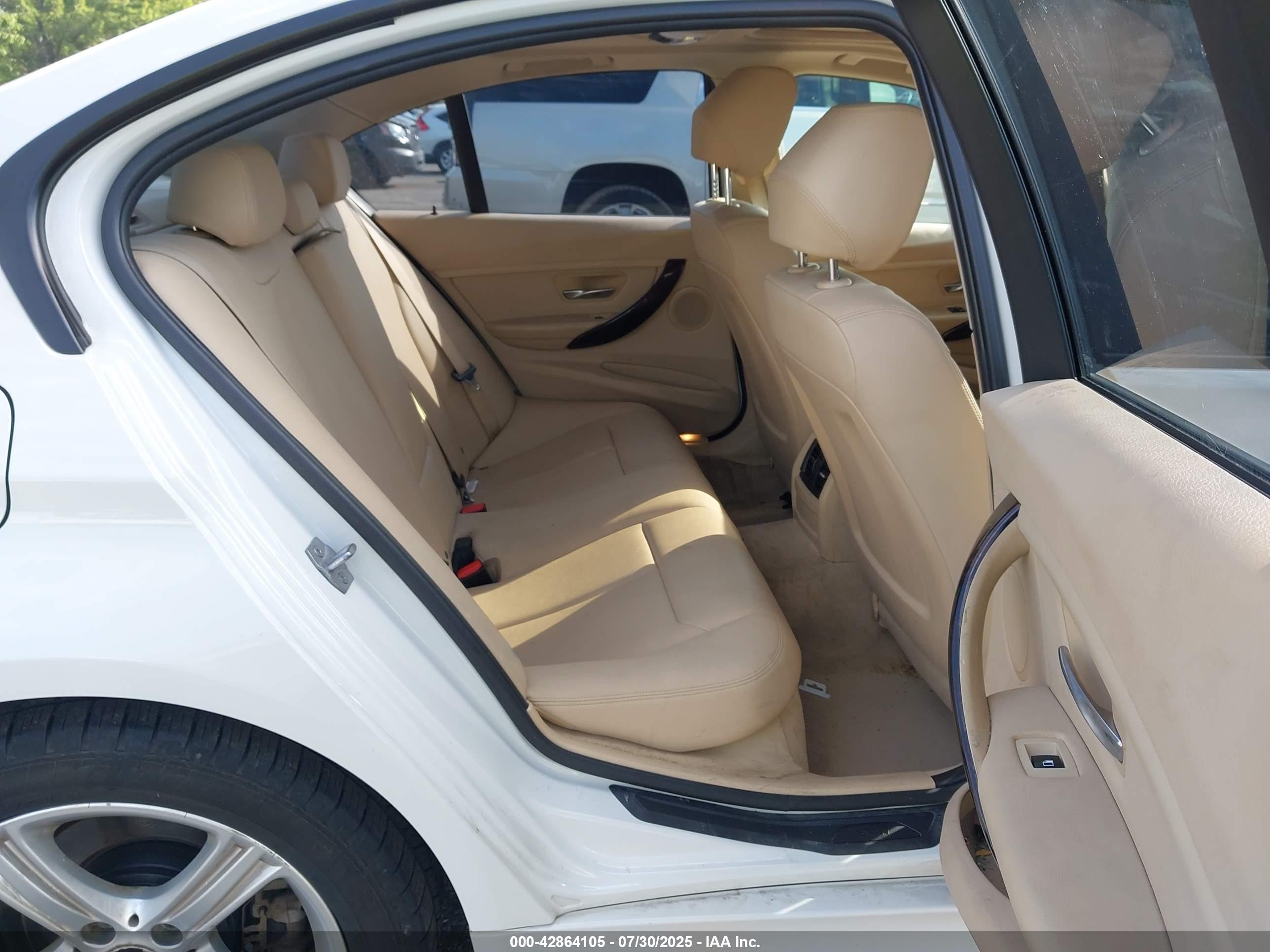 BMW 320I image 8