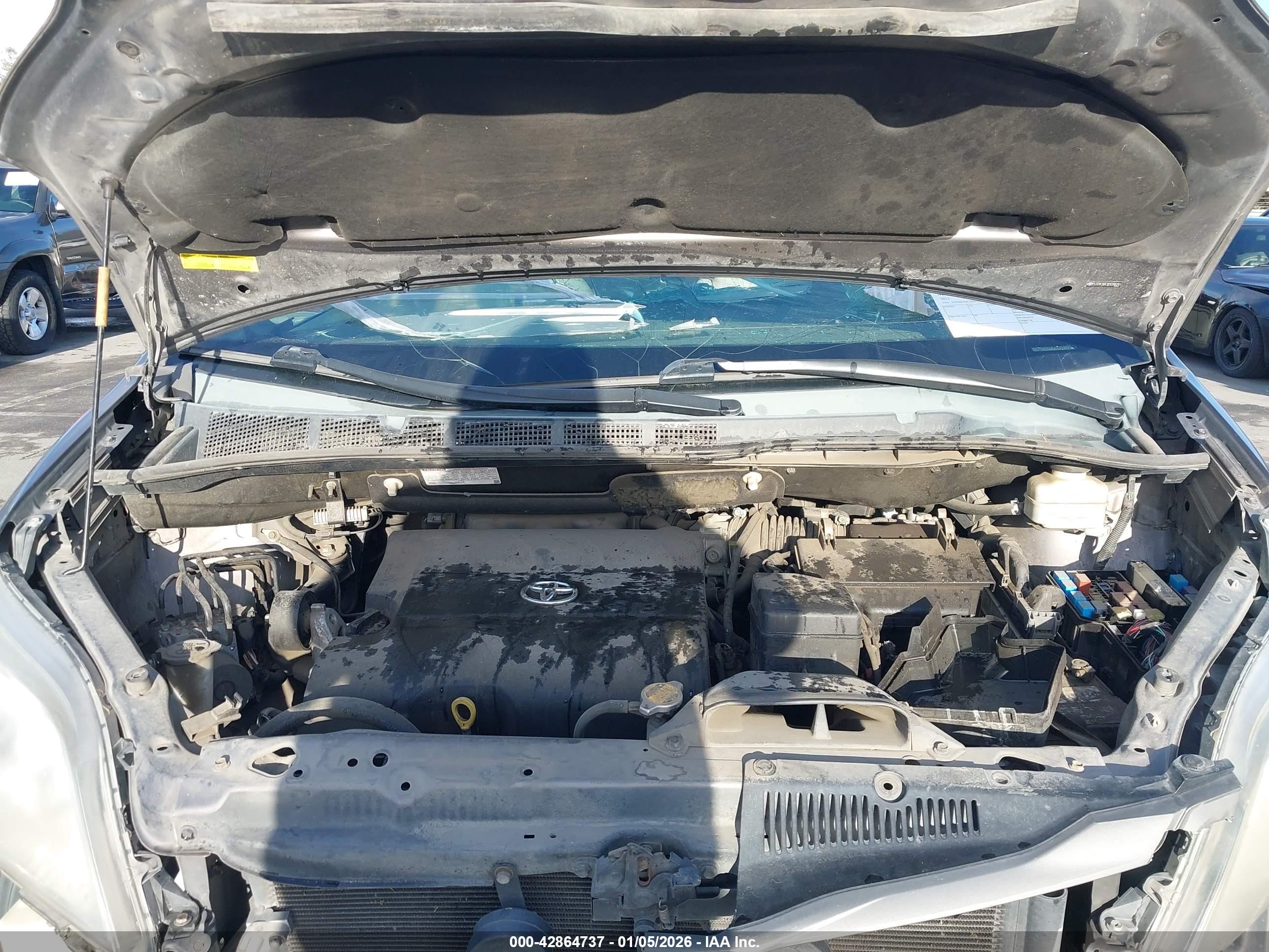 TOYOTA SIENNA image 10