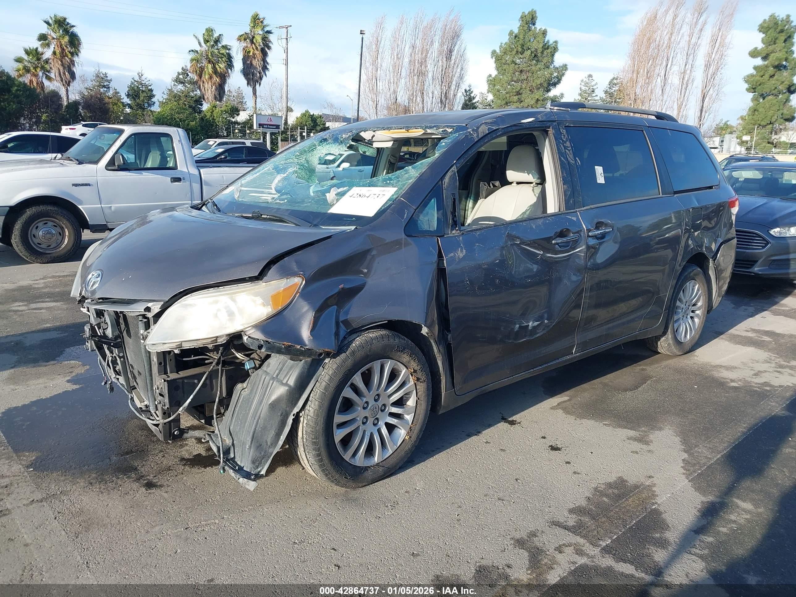 TOYOTA SIENNA image 2