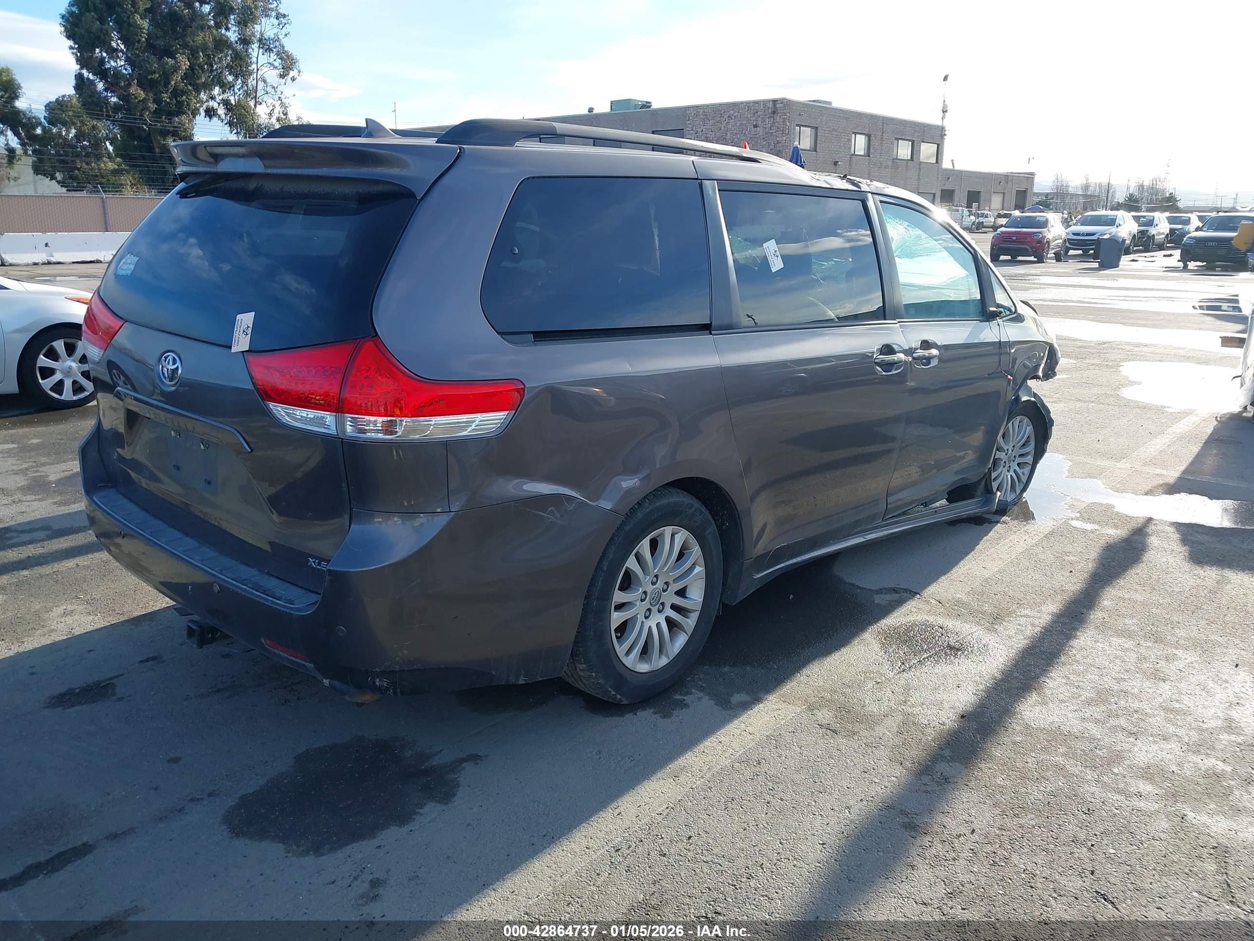 TOYOTA SIENNA image 4