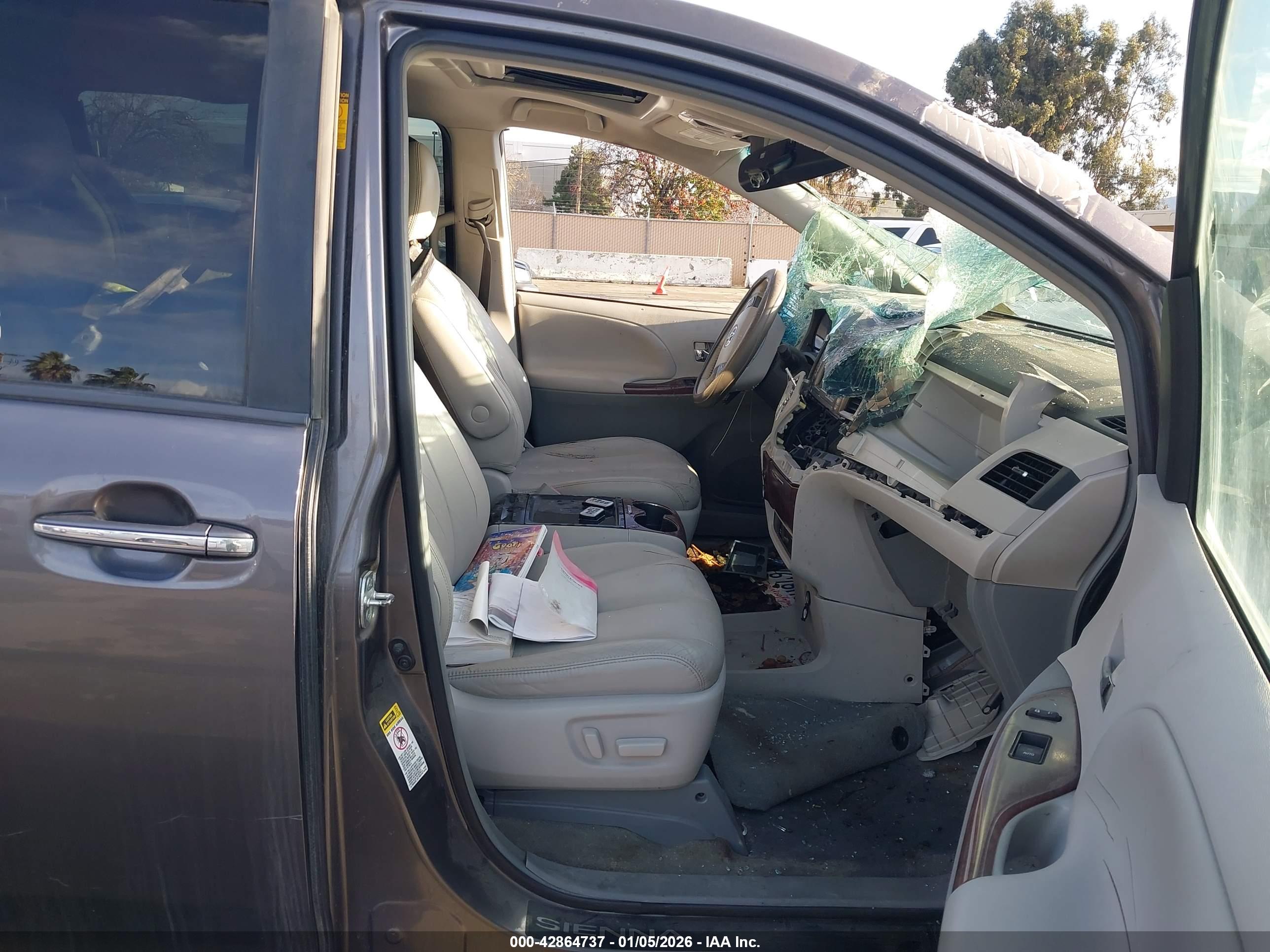 TOYOTA SIENNA image 5