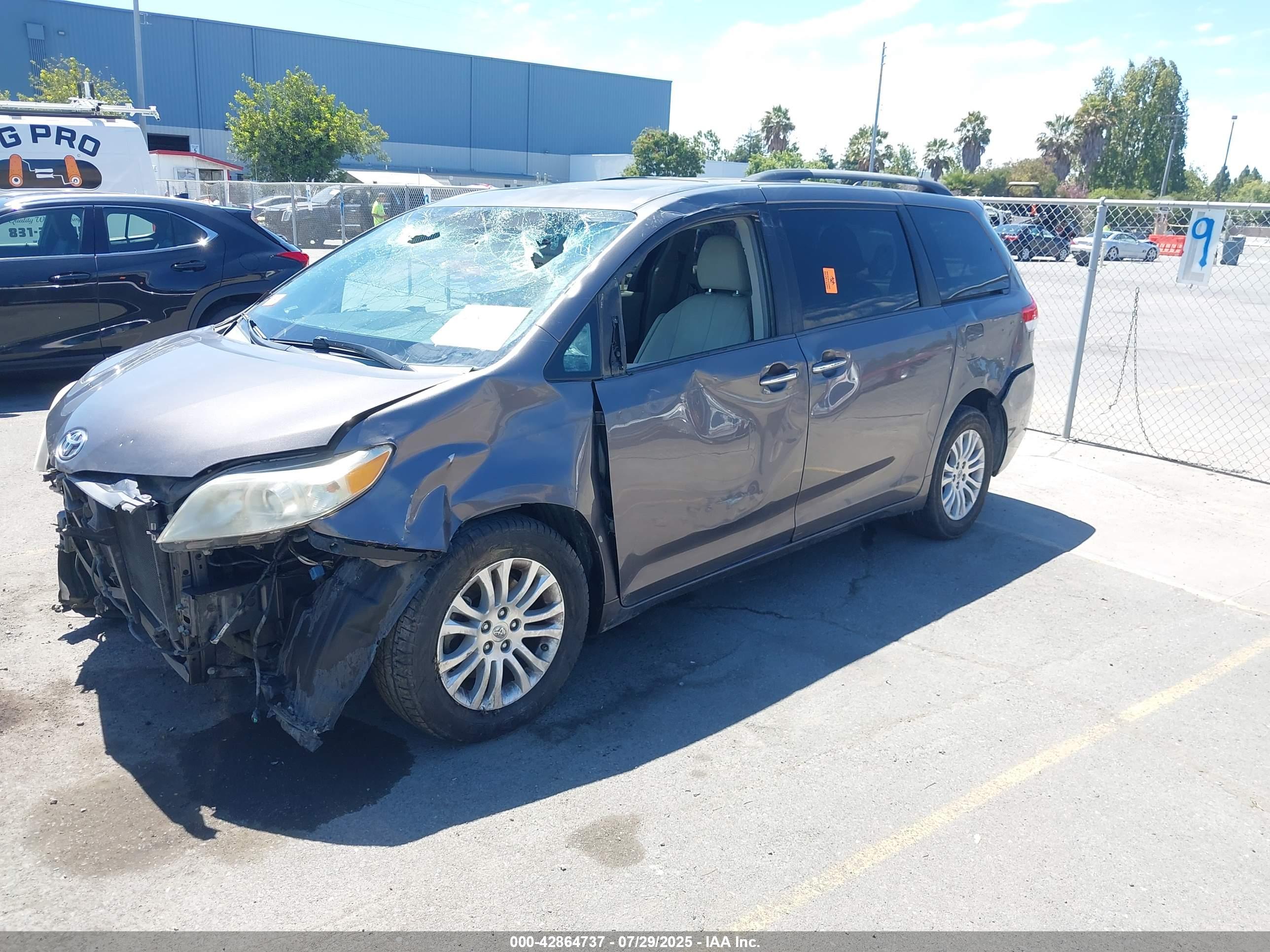 TOYOTA SIENNA image 6