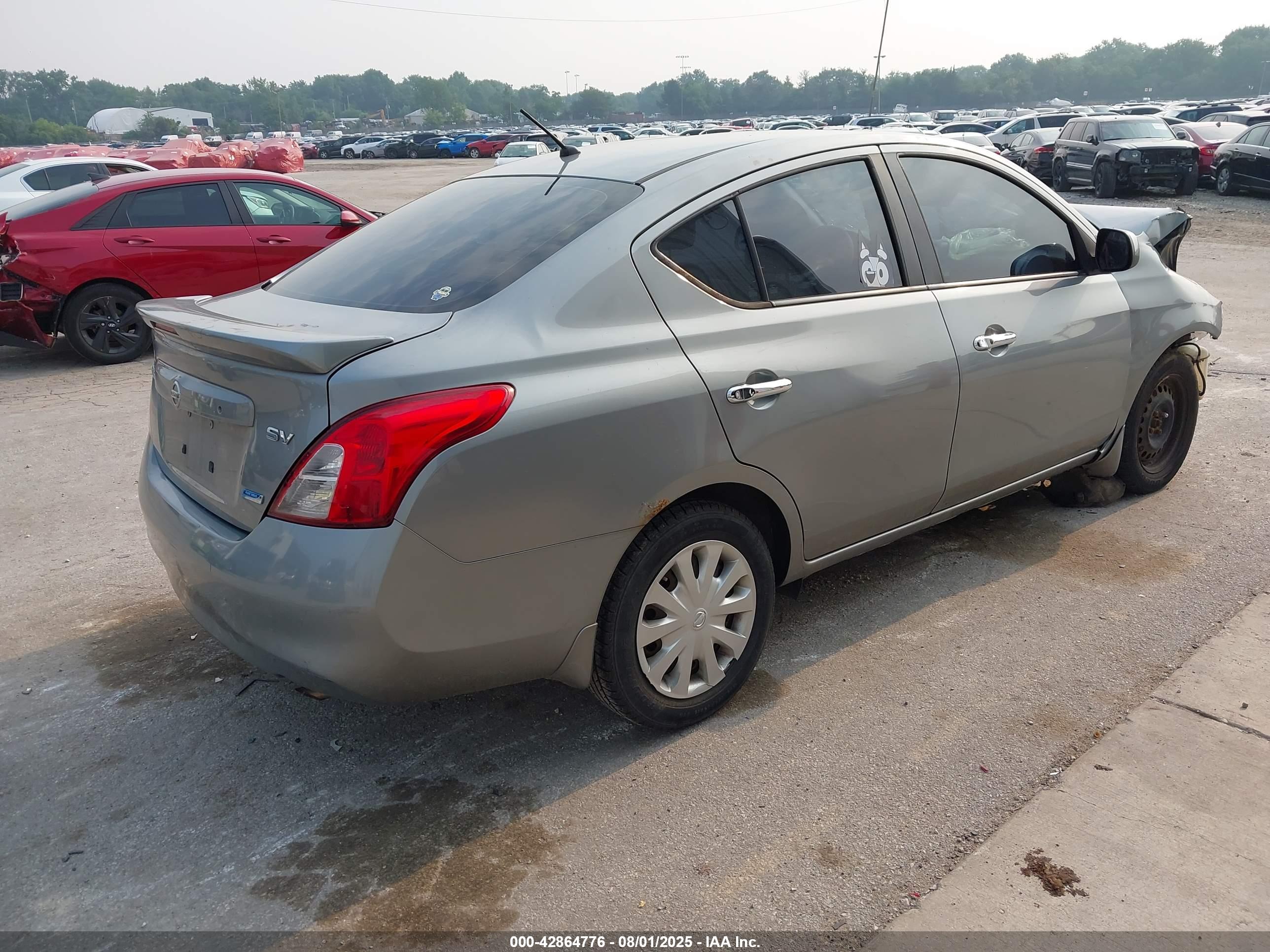 NISSAN VERSA image 4