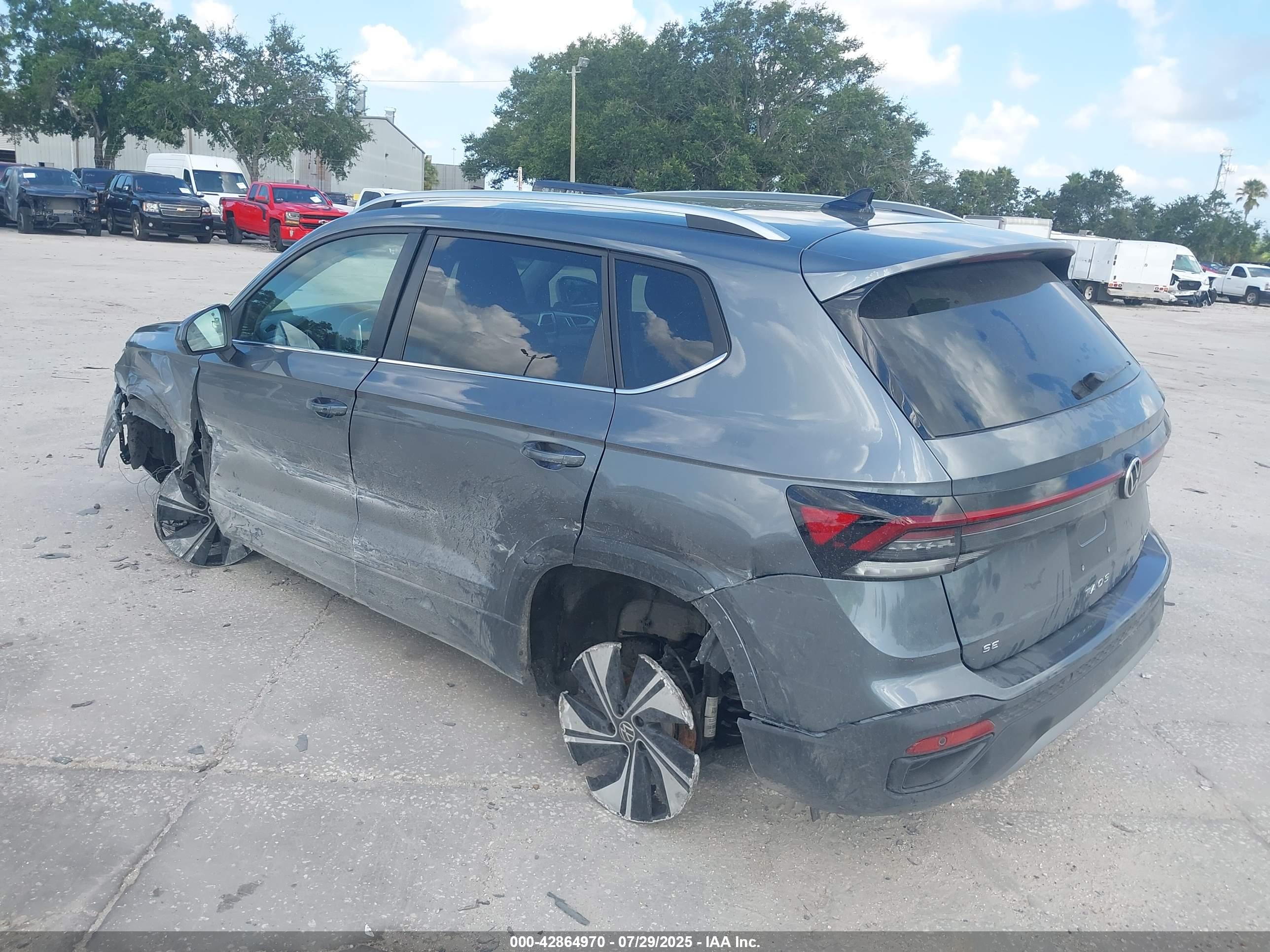 VOLKSWAGEN TAOS image 3