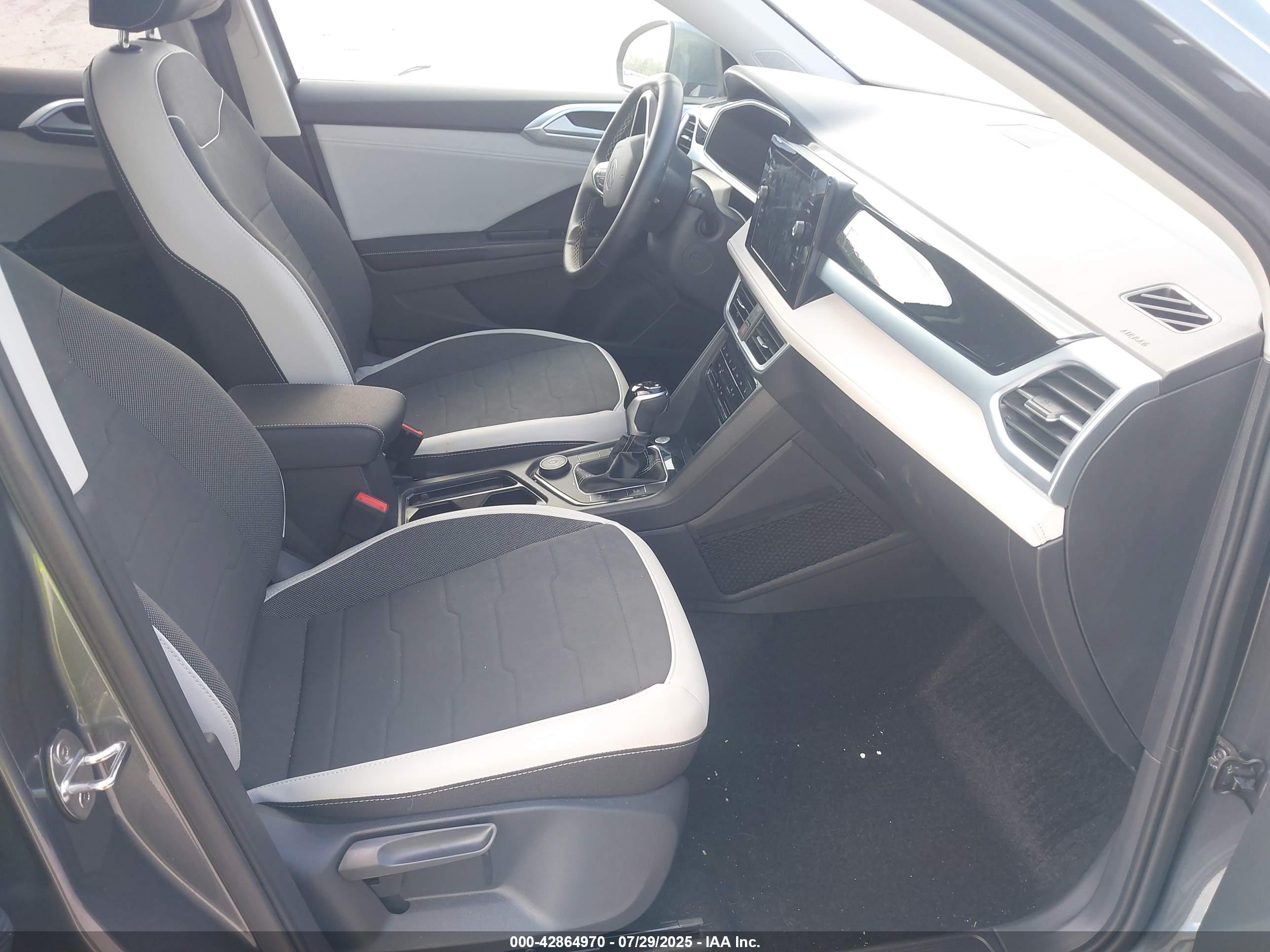 VOLKSWAGEN TAOS image 5