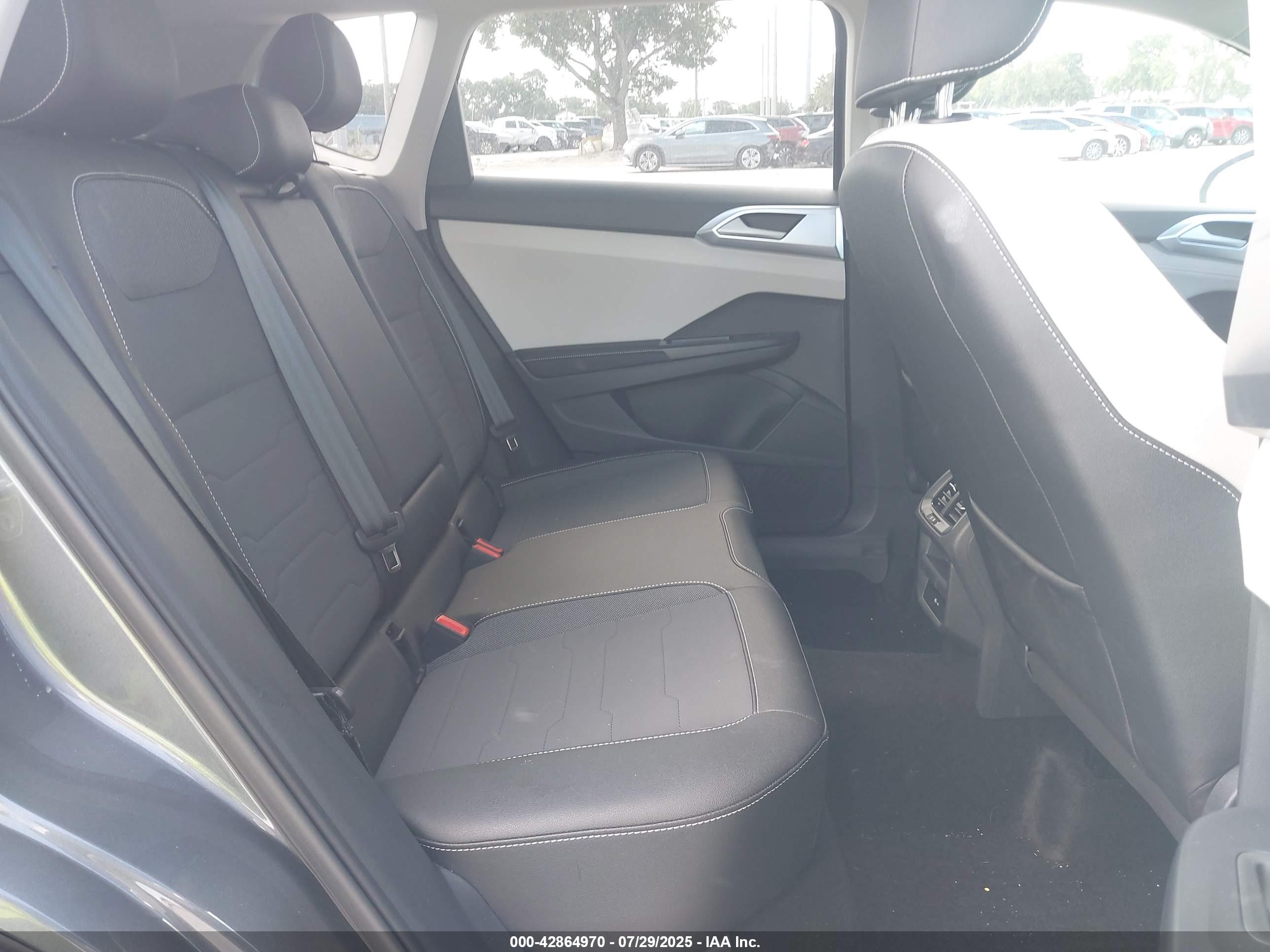 VOLKSWAGEN TAOS image 8