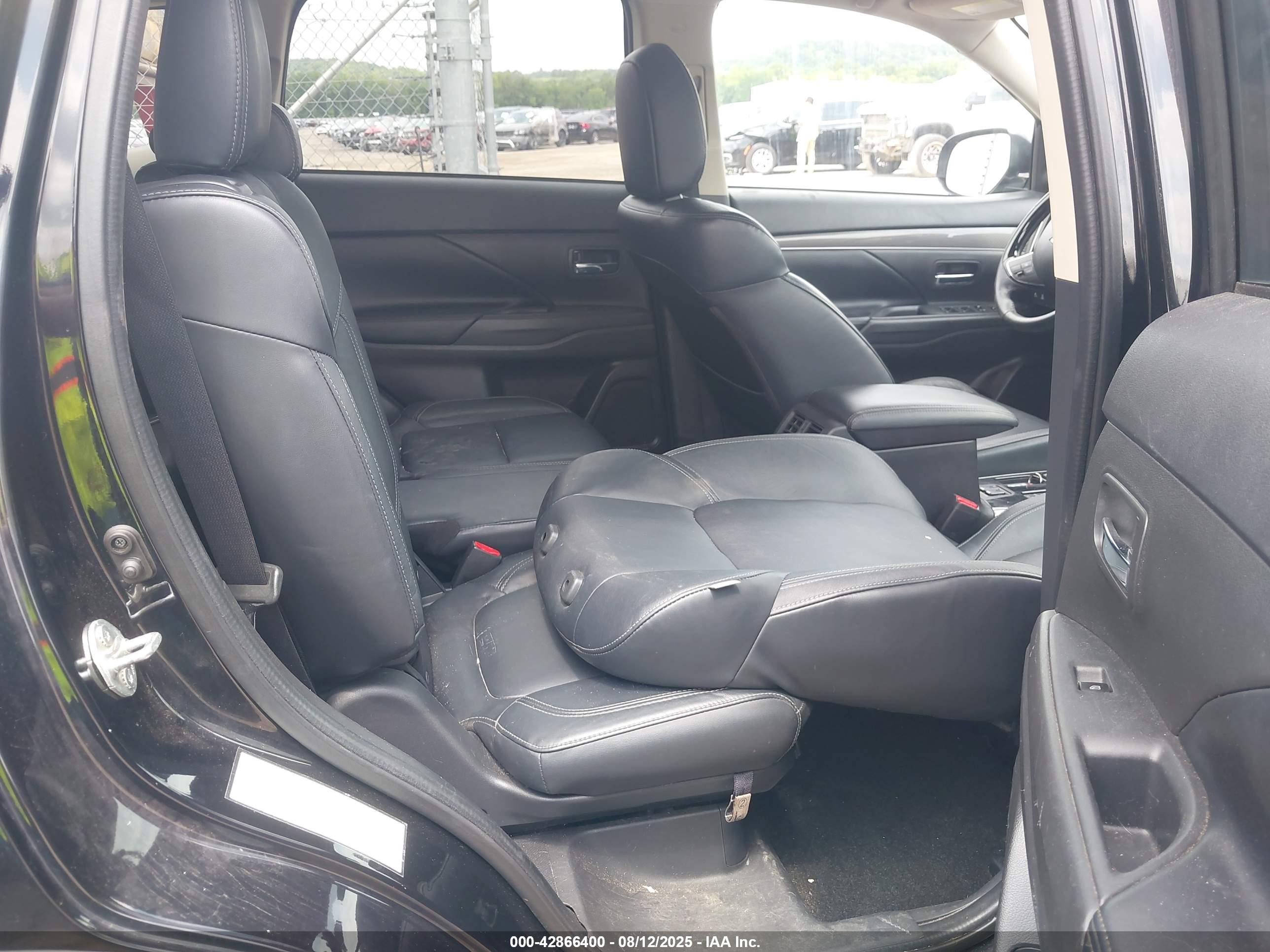 MITSUBISHI OUTLANDER image 8