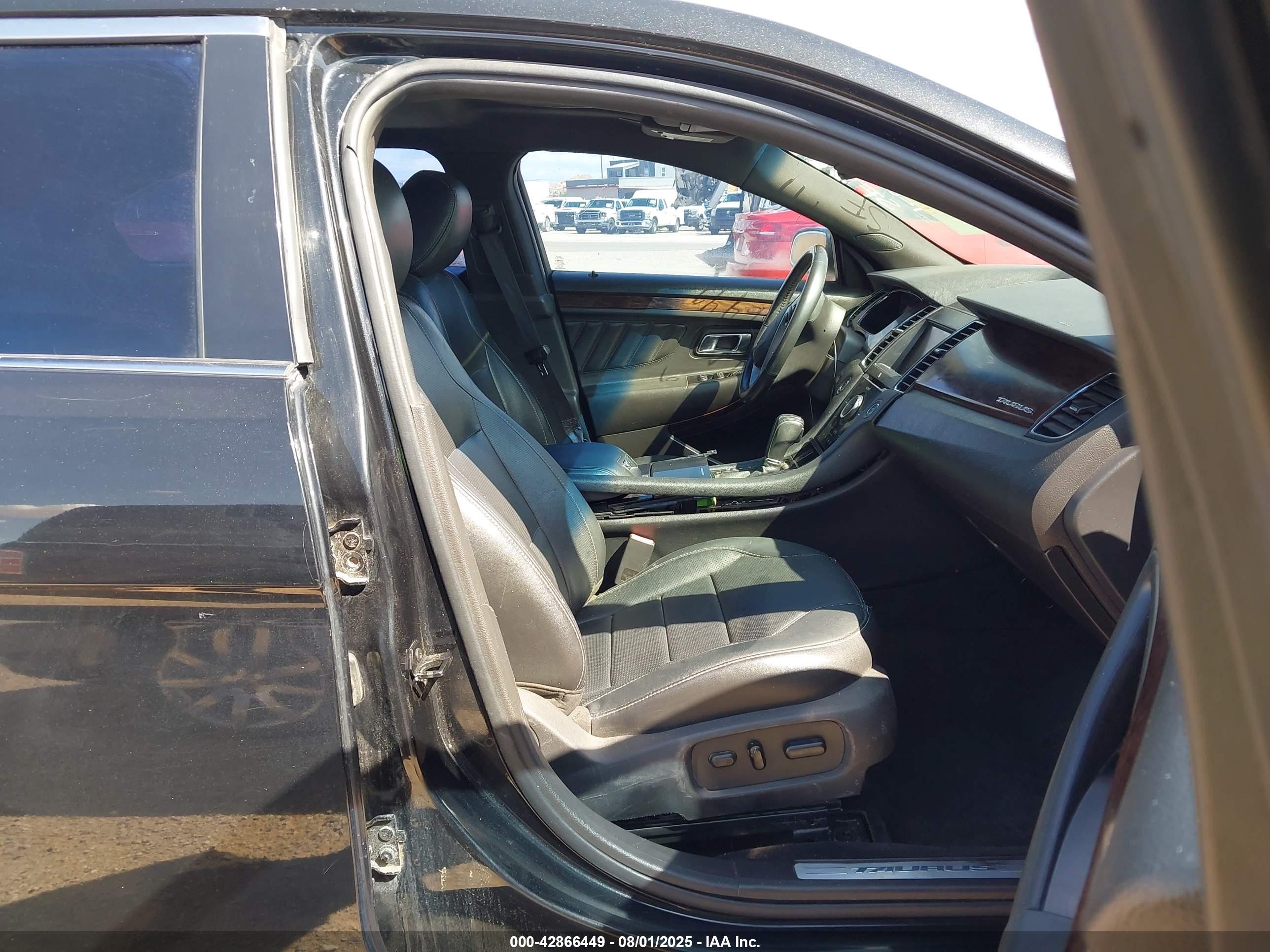 FORD TAURUS image 5