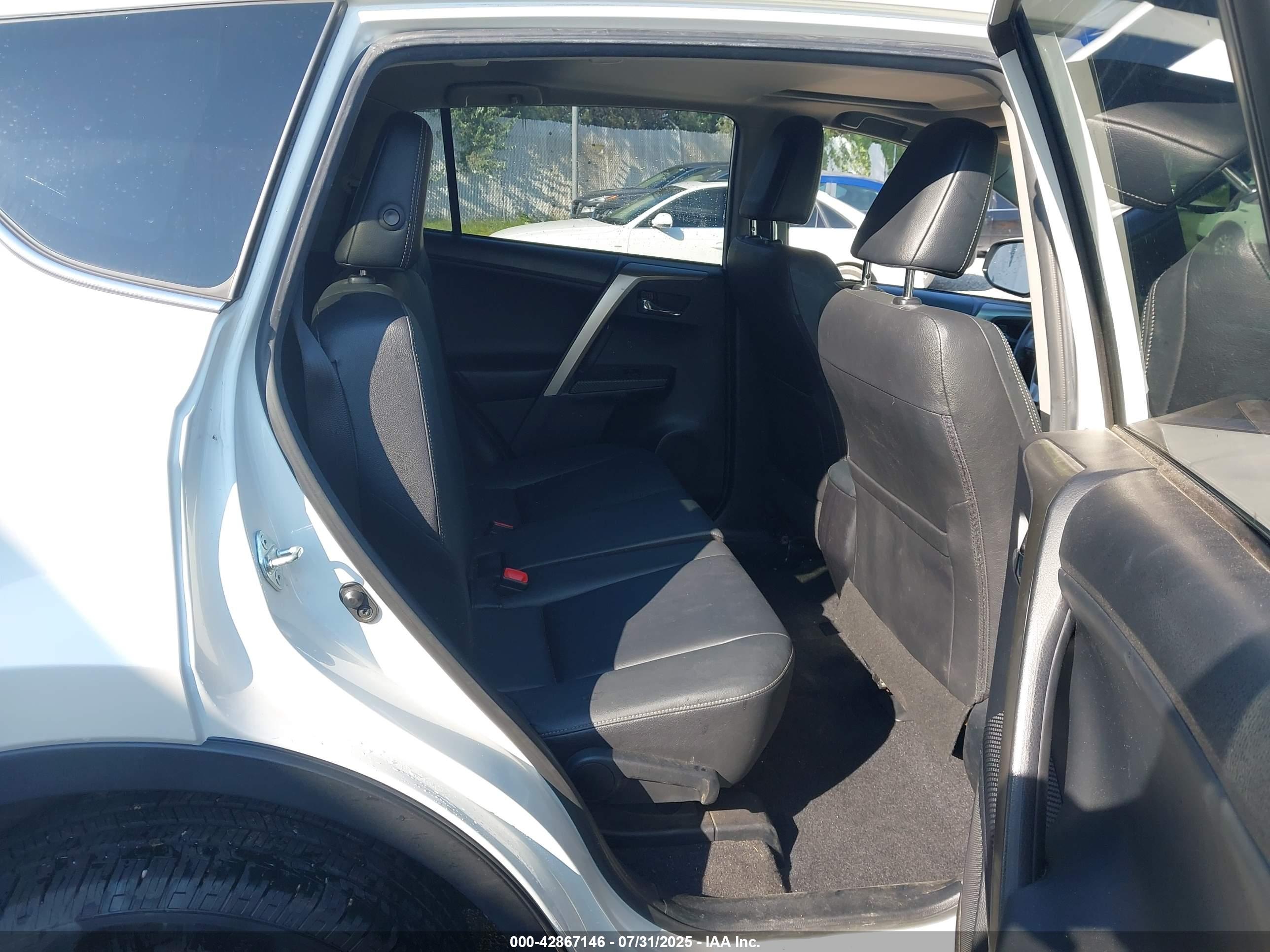 TOYOTA RAV4 image 8