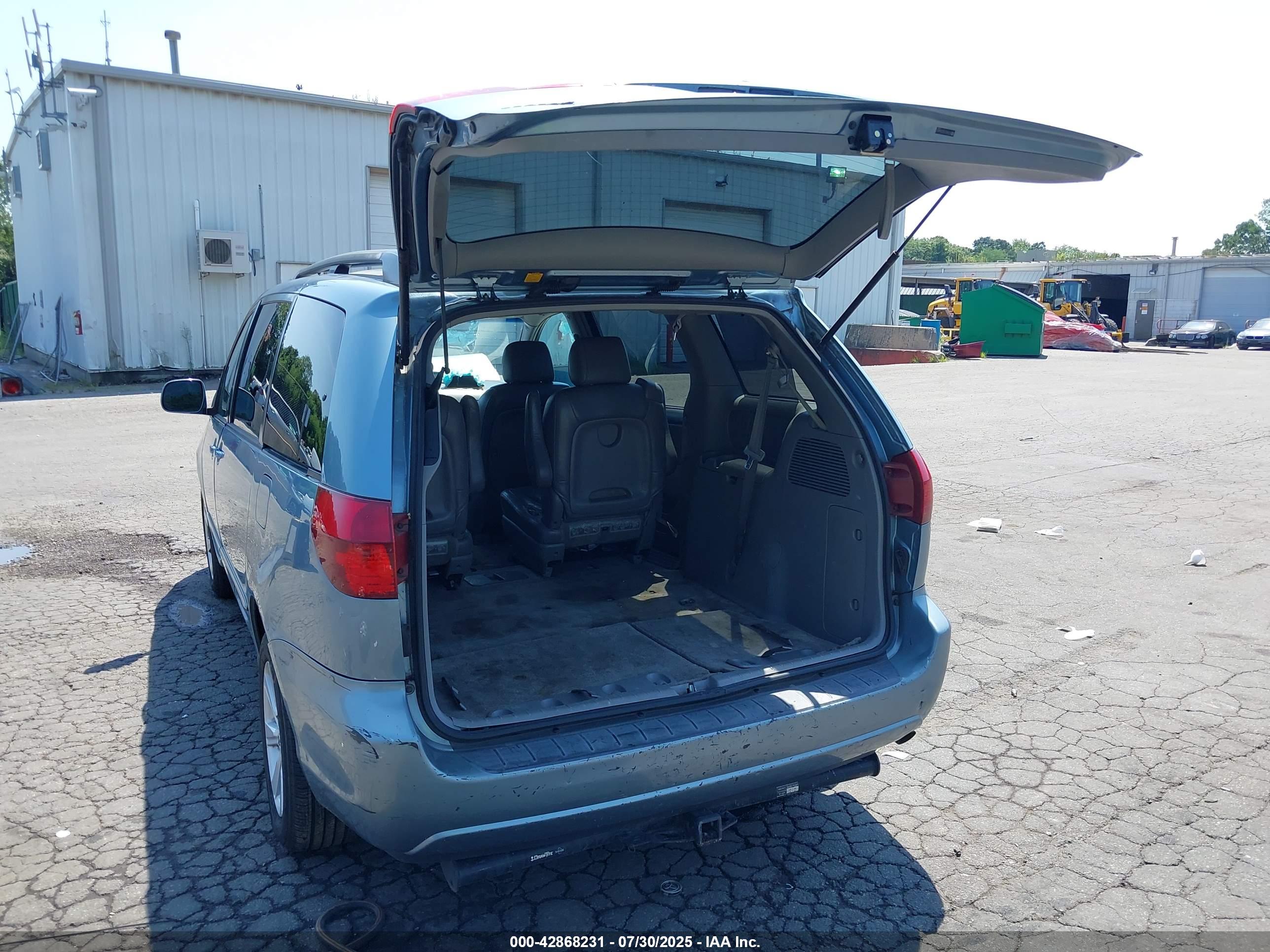 TOYOTA SIENNA image 3