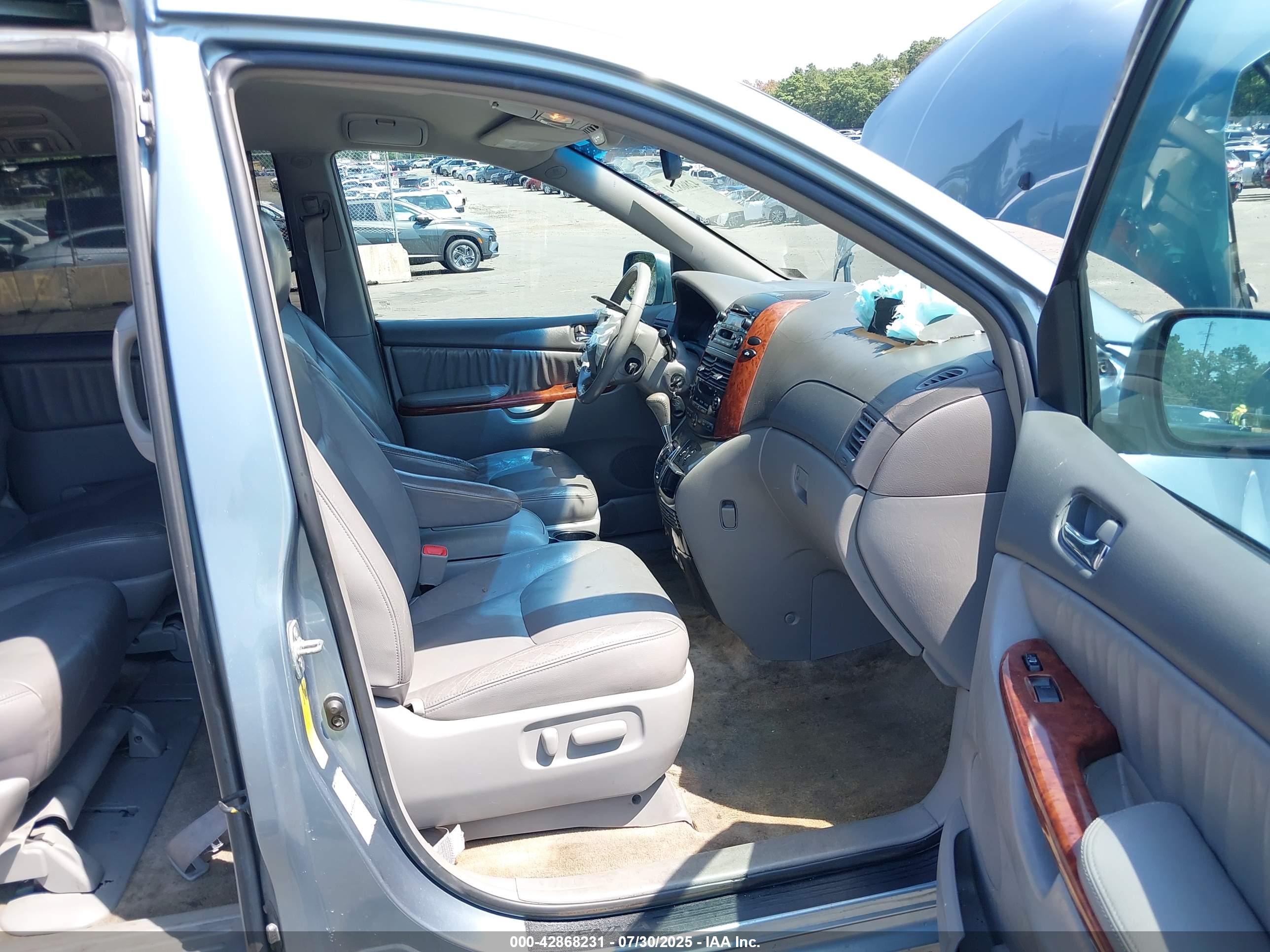 TOYOTA SIENNA image 5