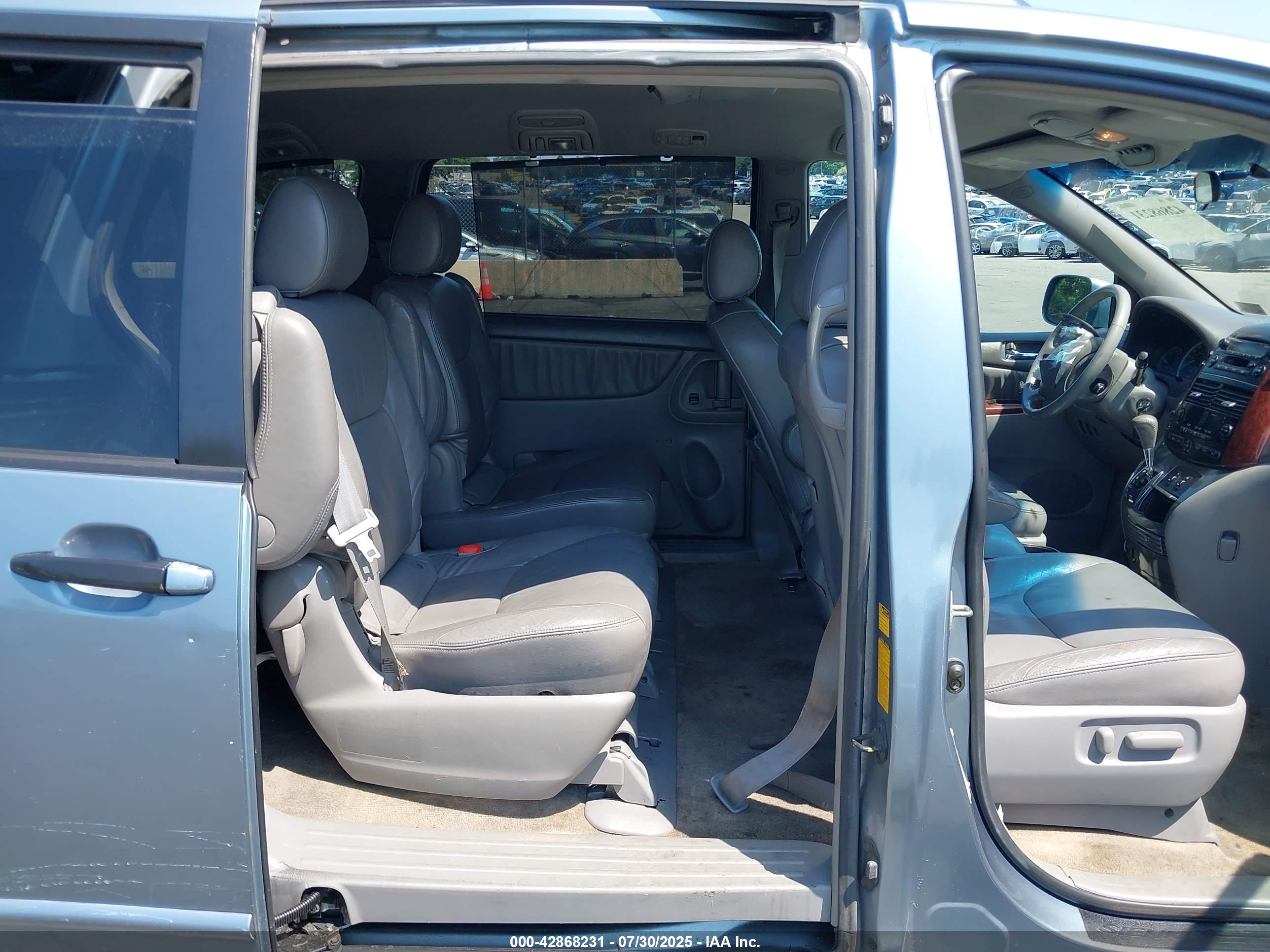 TOYOTA SIENNA image 8