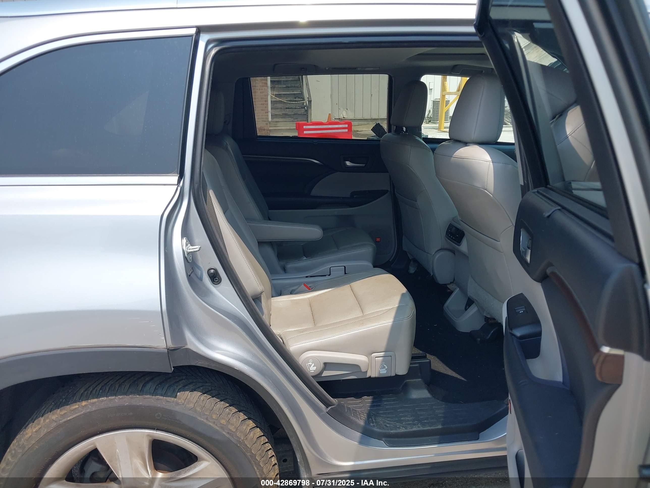 TOYOTA HIGHLANDER image 8