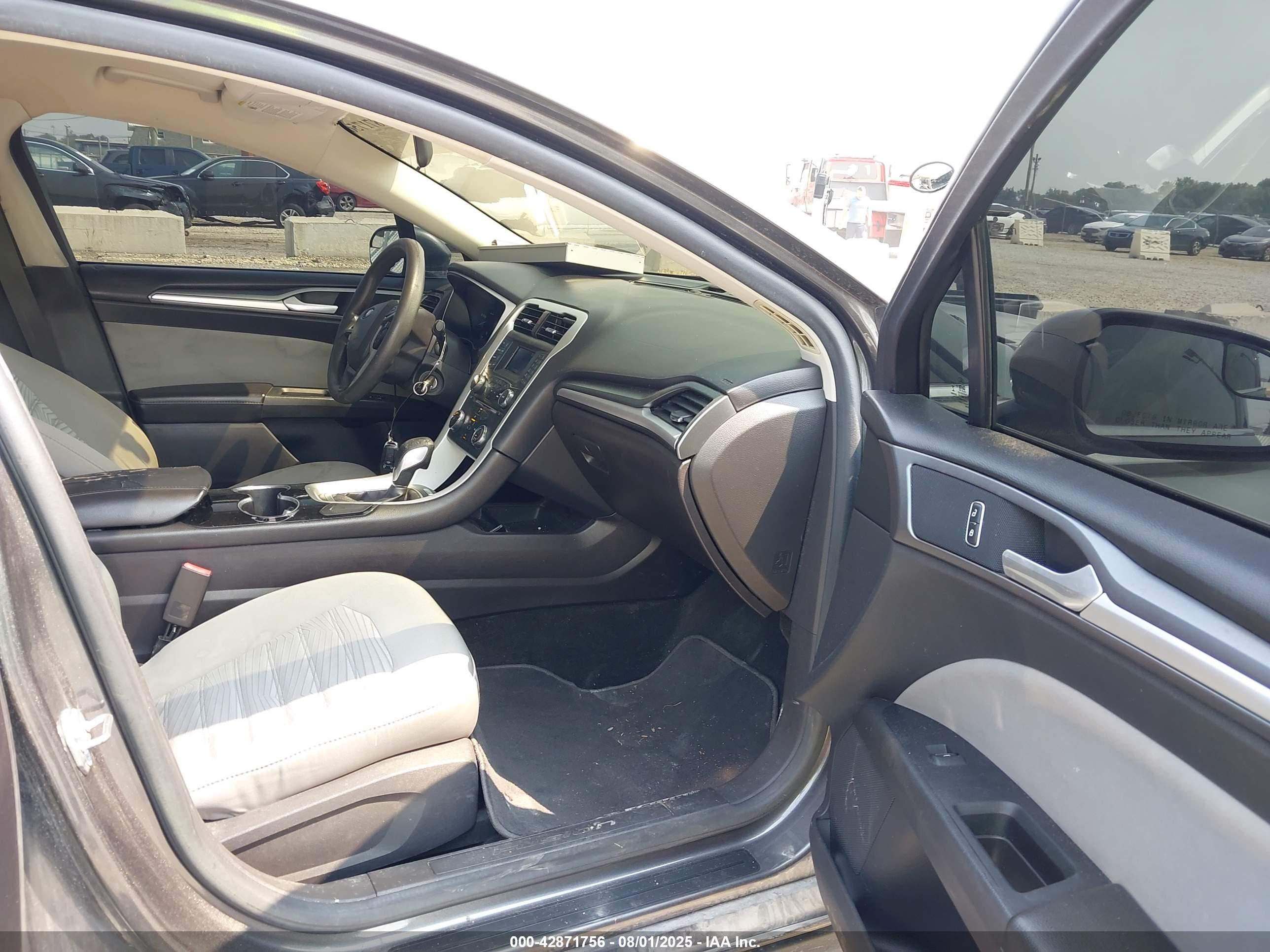 FORD FUSION image 5