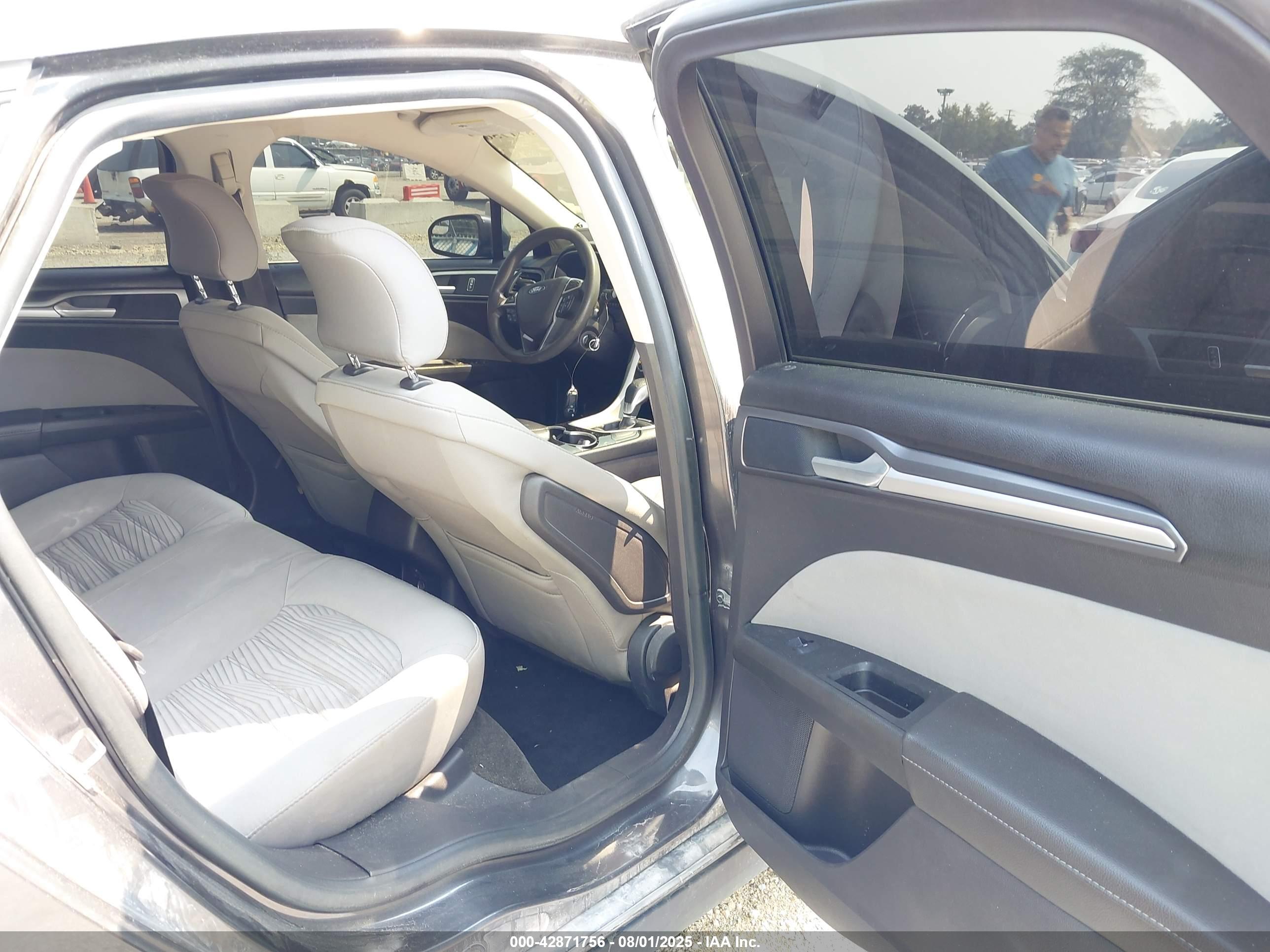 FORD FUSION image 8