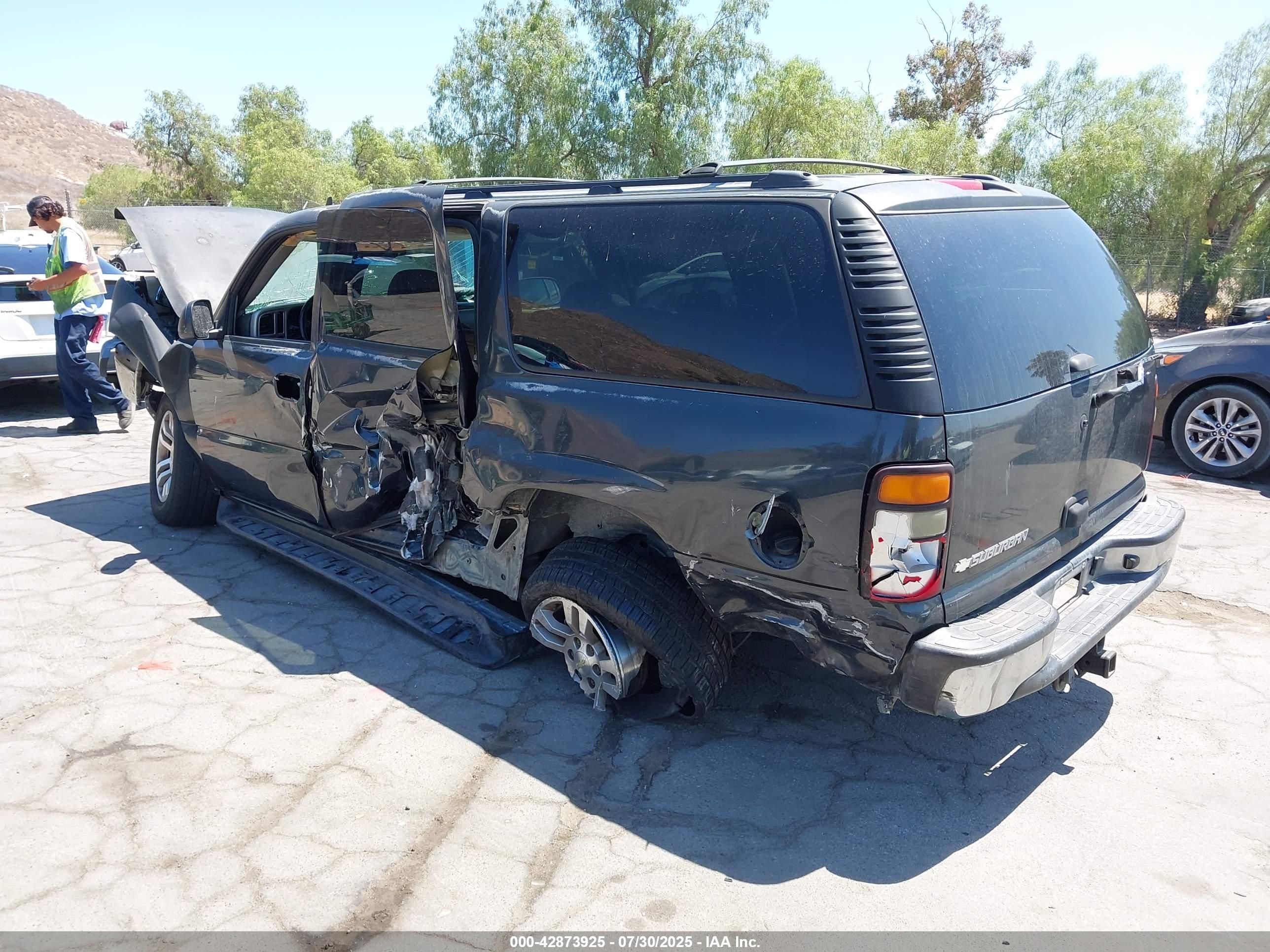 CHEVROLET SUBURBAN image 3