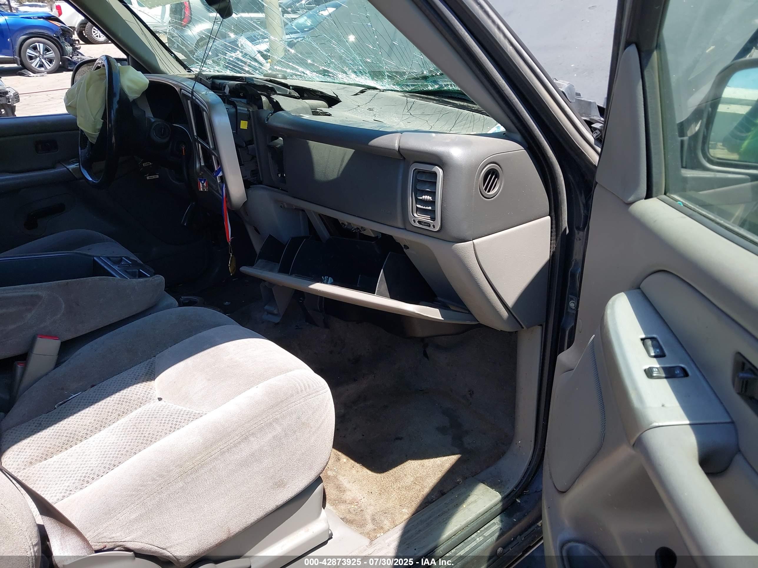 CHEVROLET SUBURBAN image 5