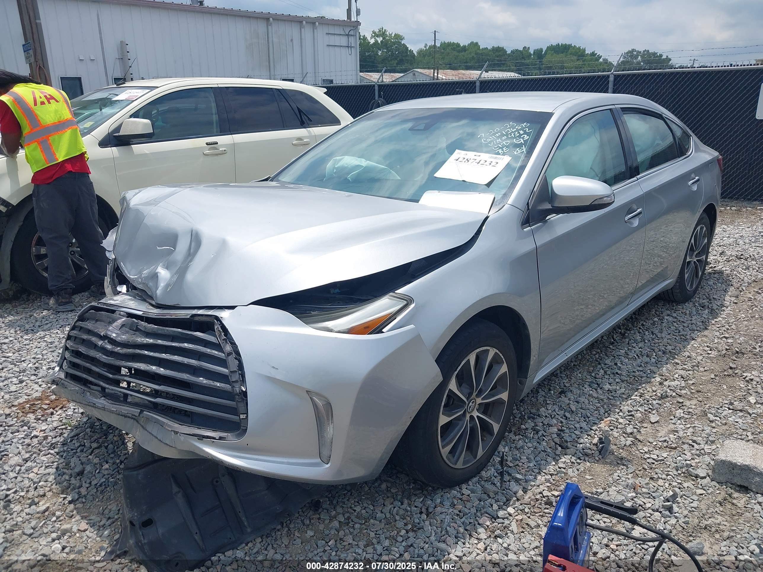 TOYOTA AVALON image 2