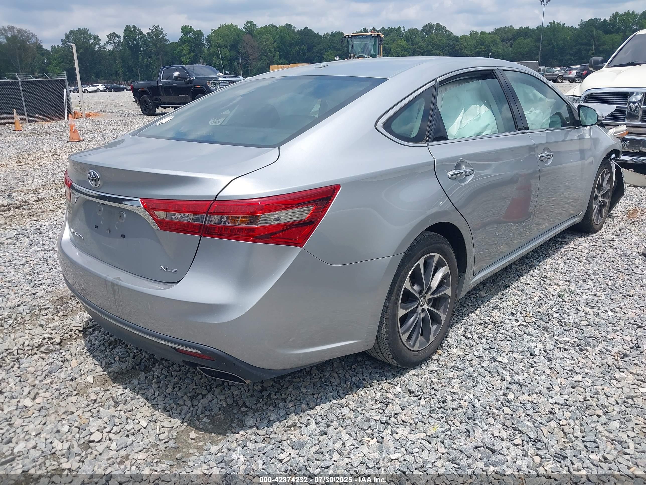 TOYOTA AVALON image 4