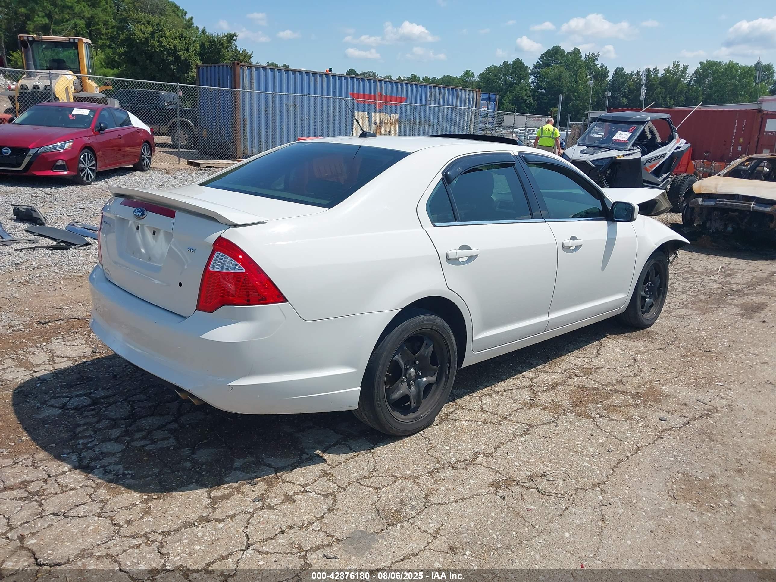 FORD FUSION image 4