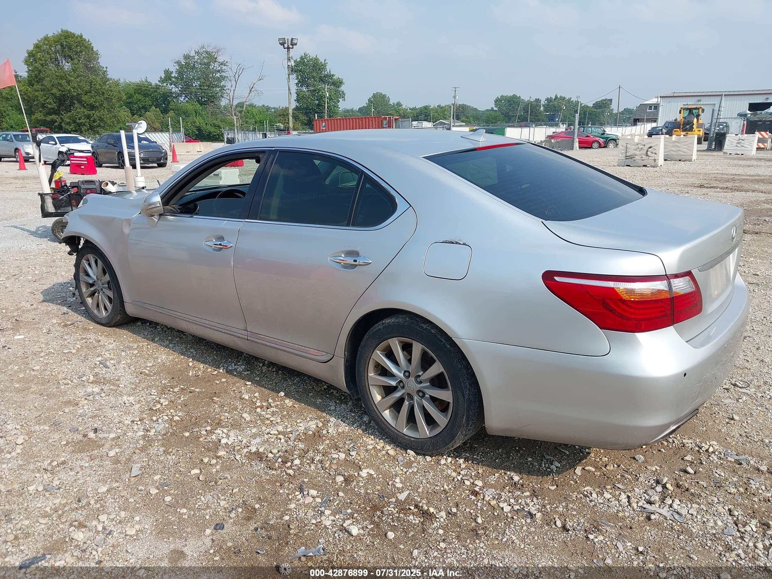 LEXUS LS image 3