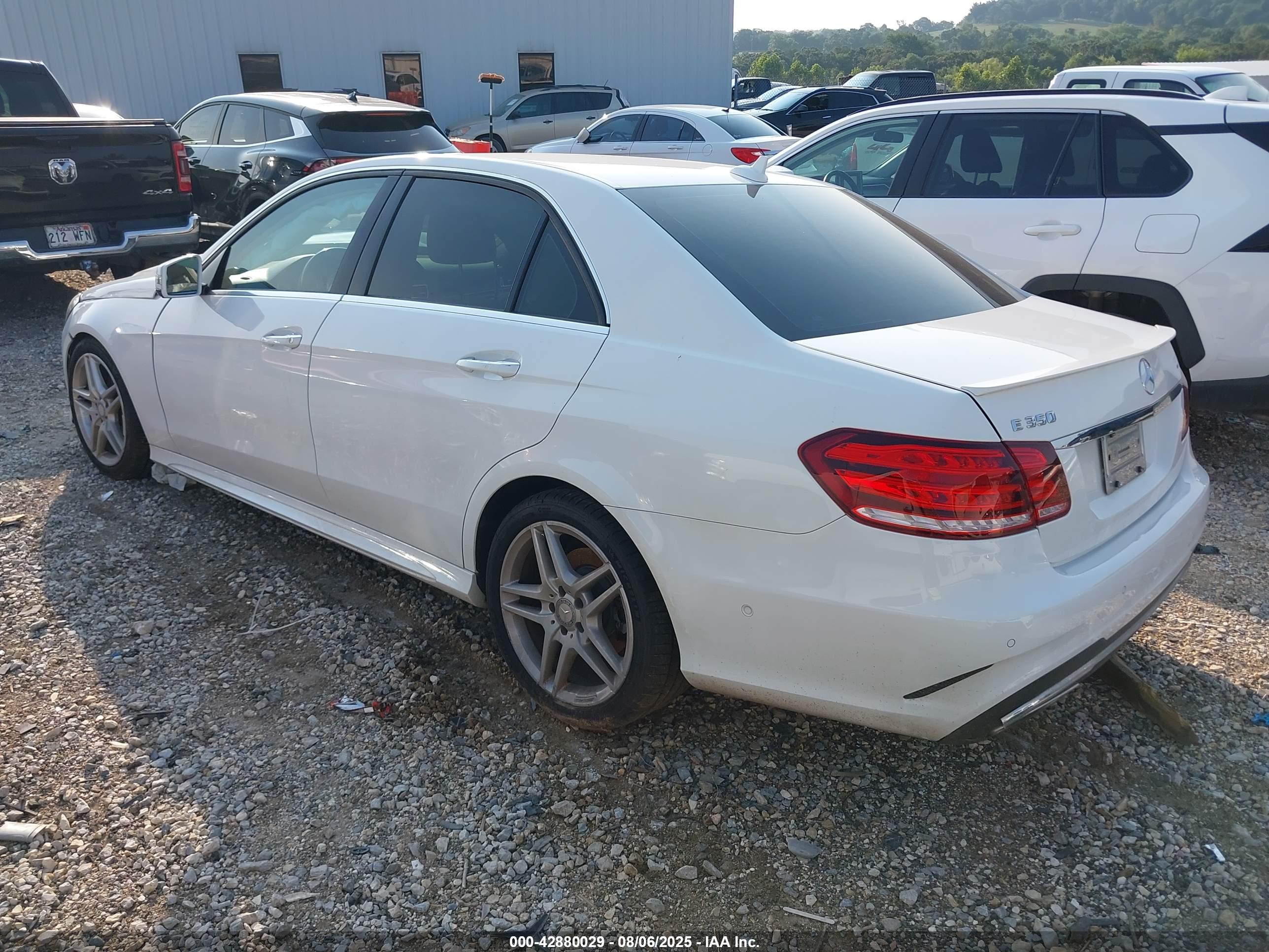 MERCEDES-BENZ E image 3