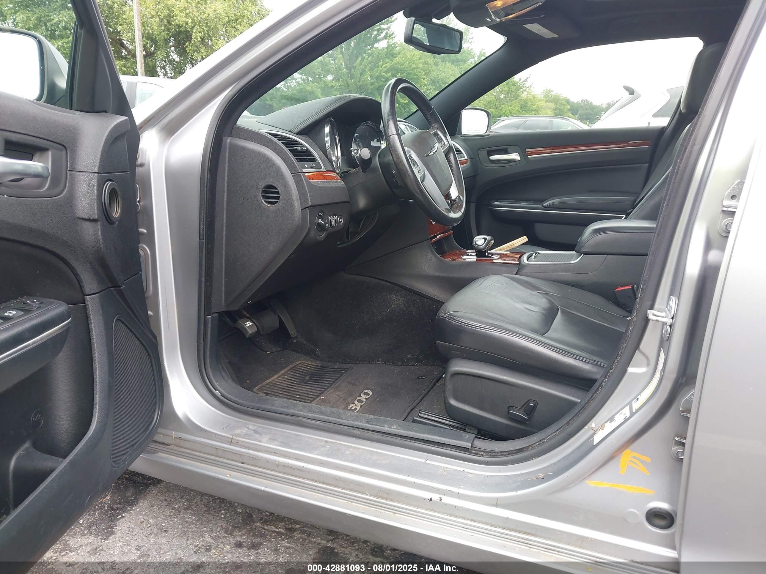 CHRYSLER 300 image 6