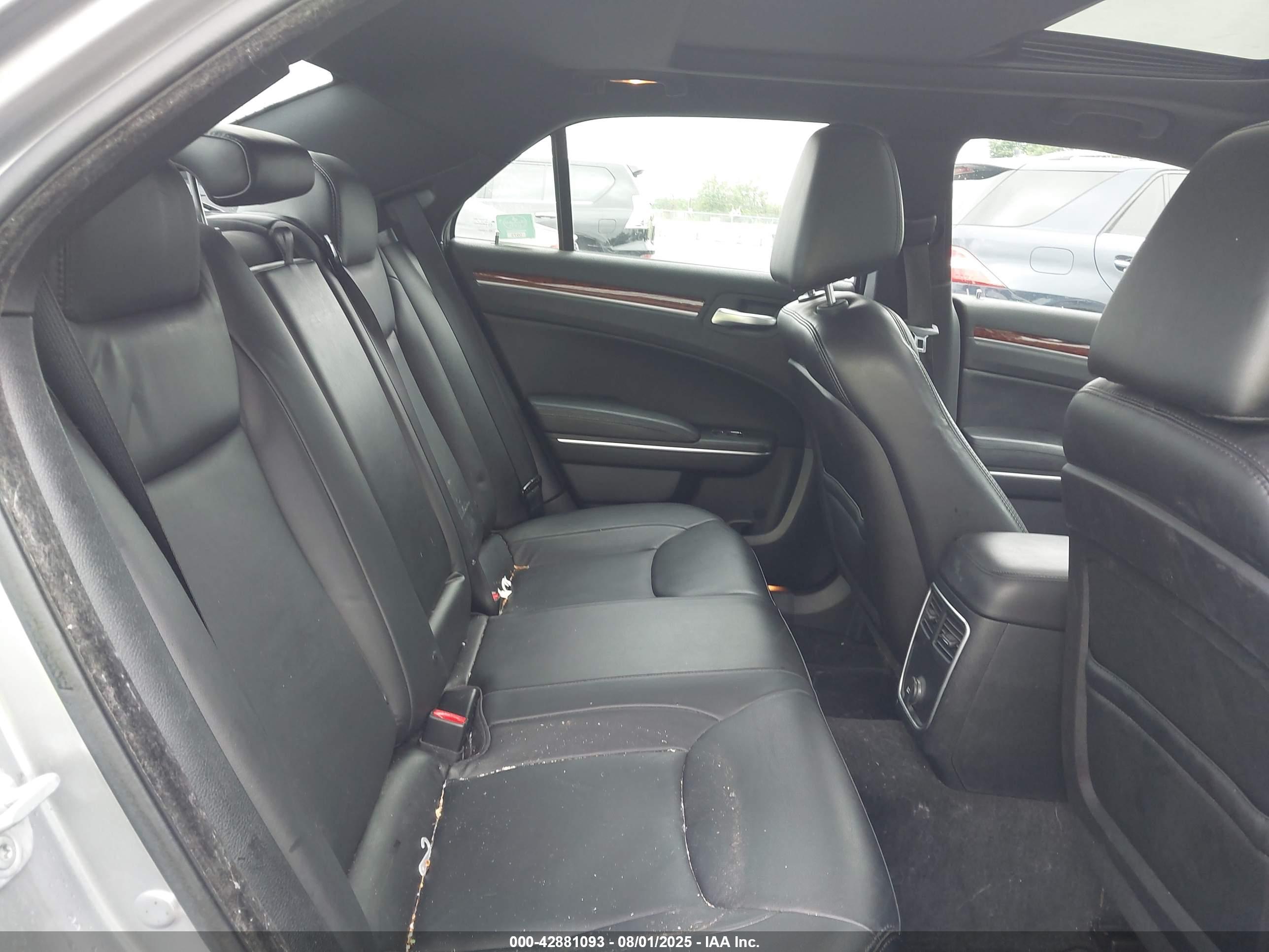 CHRYSLER 300 image 8