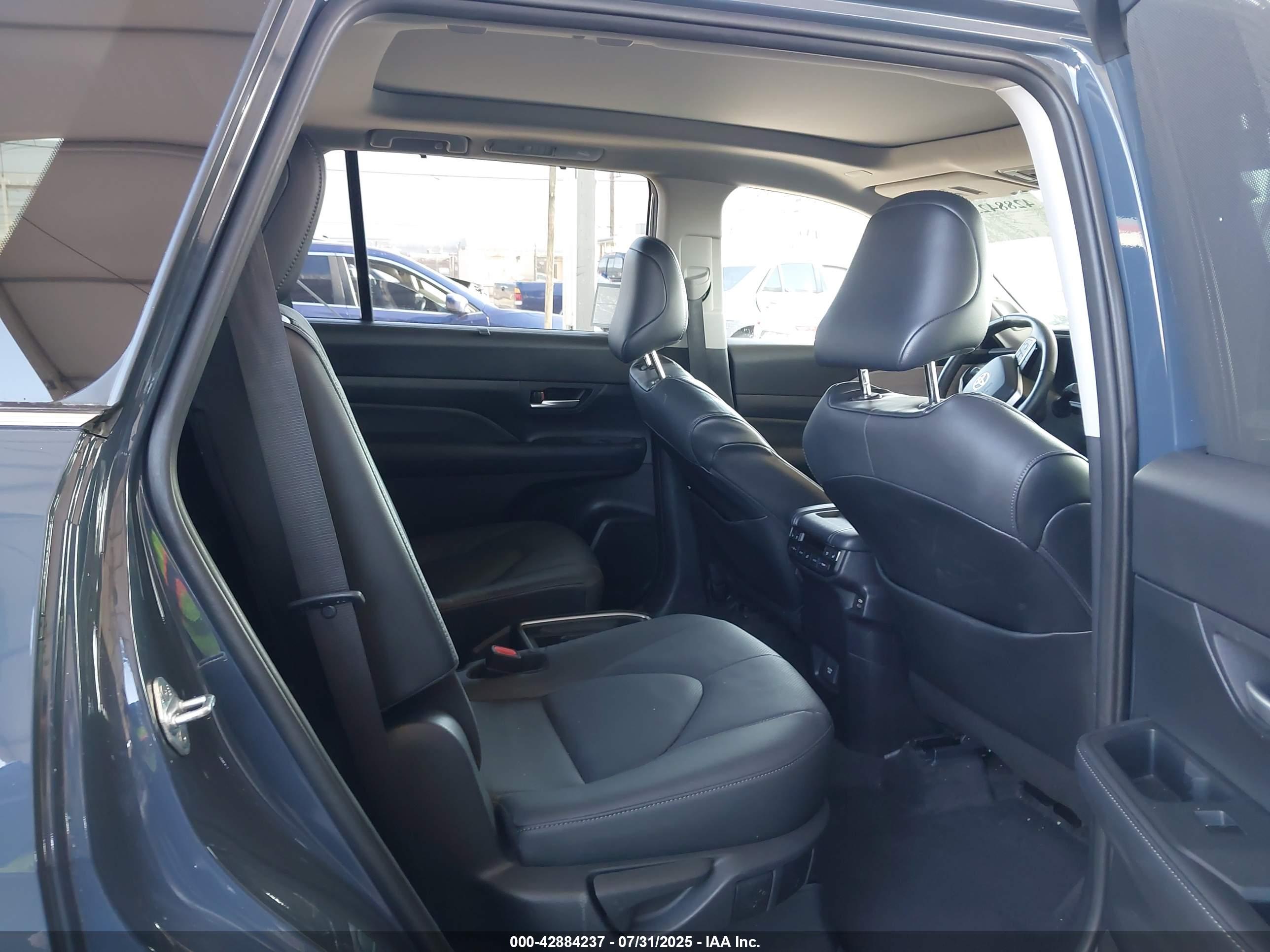 TOYOTA GRAND image 8